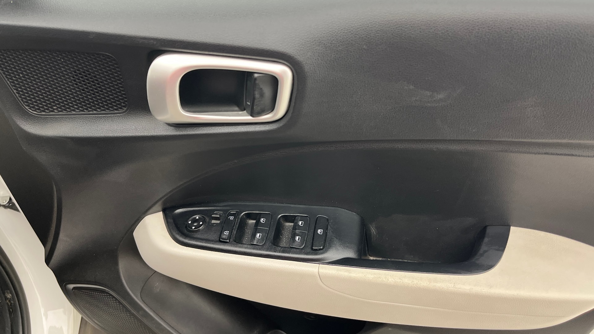 View 2024 Hyundai Venue S(O) Plus 1.2 Petrol MT Image 34 Used 2024 Hyundai Venue S(O) Plus 1.2 Petrol MT Image 34