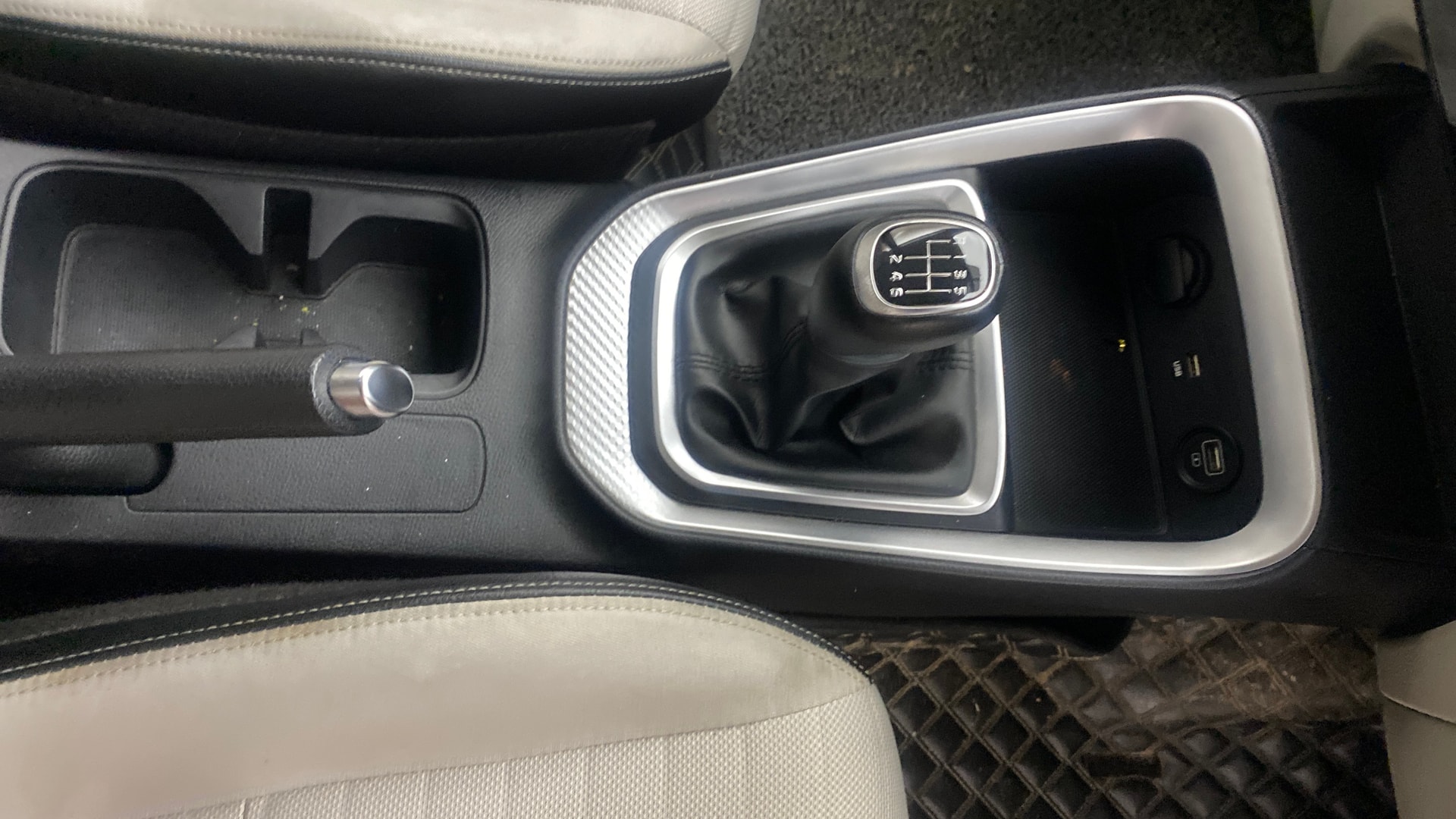 View 2021 Kia Sonet HTX iMT Petrol Image 41 Used 2021 Kia Sonet HTX iMT Petrol Image 41
