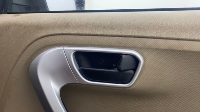 View Mahindra TUV300 Image 38 Used Mahindra TUV300 Image 38