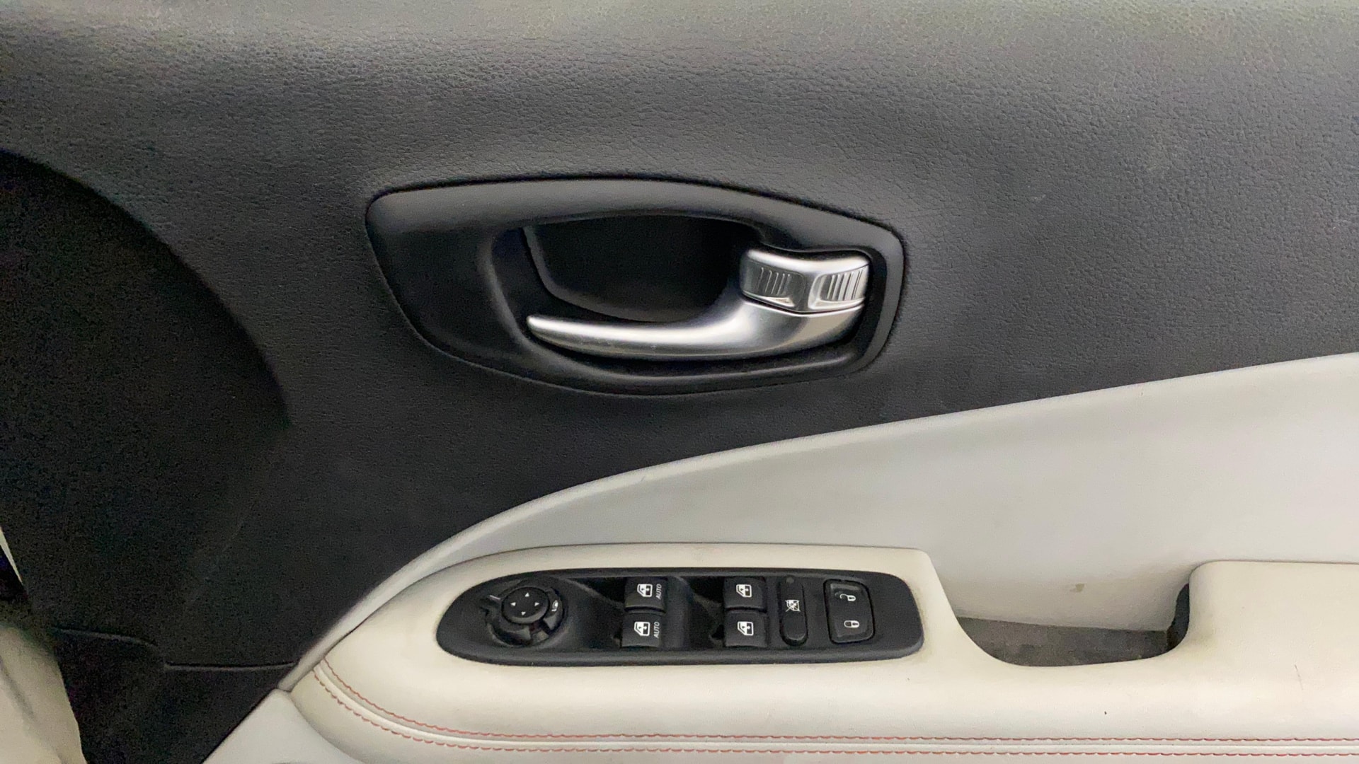 View 2017 Jeep Compass Limited 1.4 Multi AIR Petrol DDCT AT BS IV Image 39 Used 2017 Jeep Compass Limited 1.4 Multi AIR Petrol DDCT AT BS IV Image 39