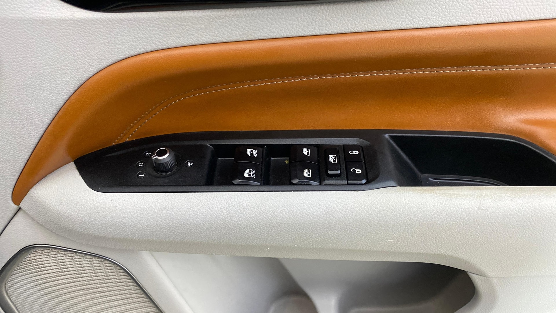 View 2023 Jeep Compass Limited 1.4 Multi AIR Petrol DDCT AT BS IV Image 35 Used 2023 Jeep Compass Limited 1.4 Multi AIR Petrol DDCT AT BS IV Image 35