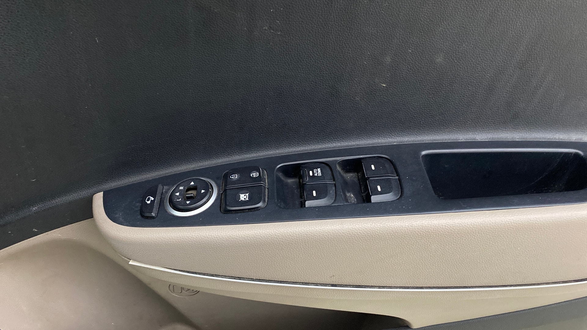 View 2016 Hyundai Grand i10 Sportz 1.2 Kappa Image 33 Used 2016 Hyundai Grand i10 Sportz 1.2 Kappa Image 33