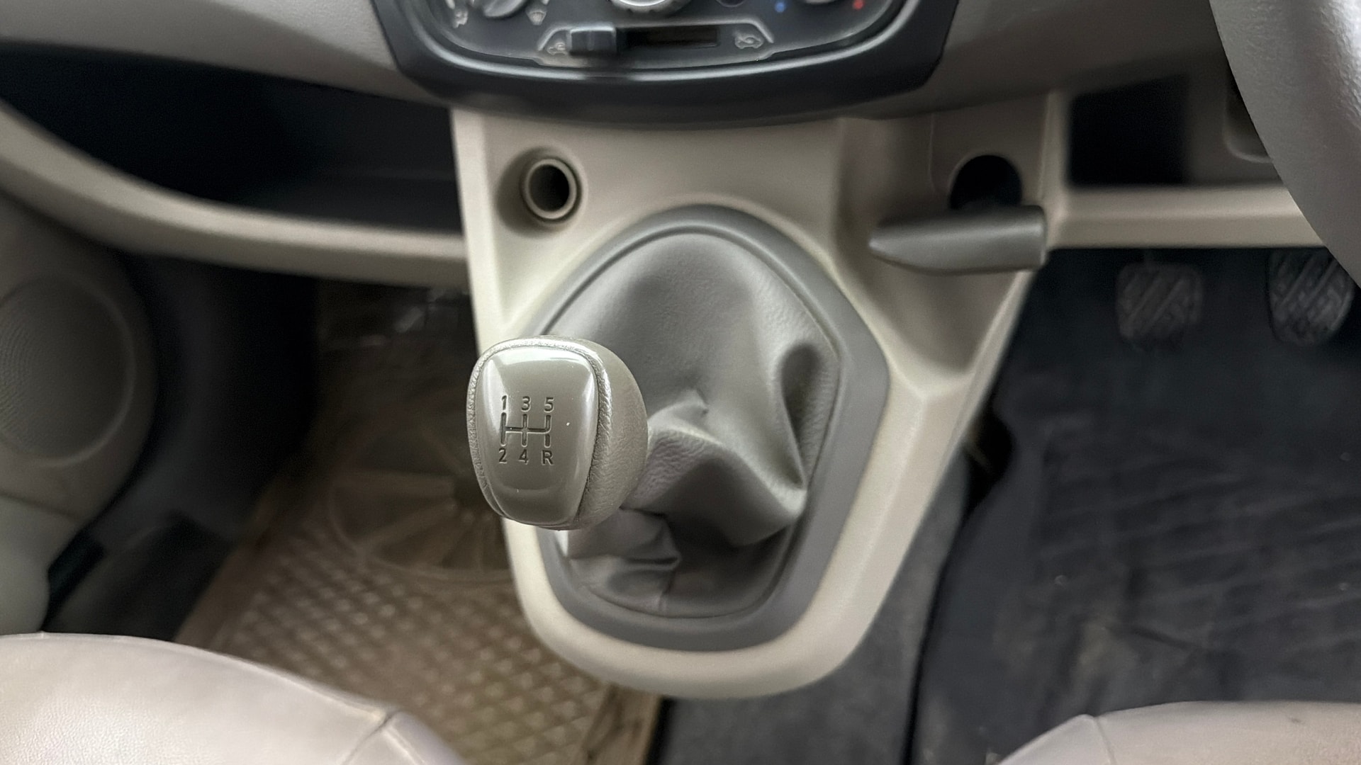 View 2014 Datsun Go T Image 37 Used 2014 Datsun Go T Image 37