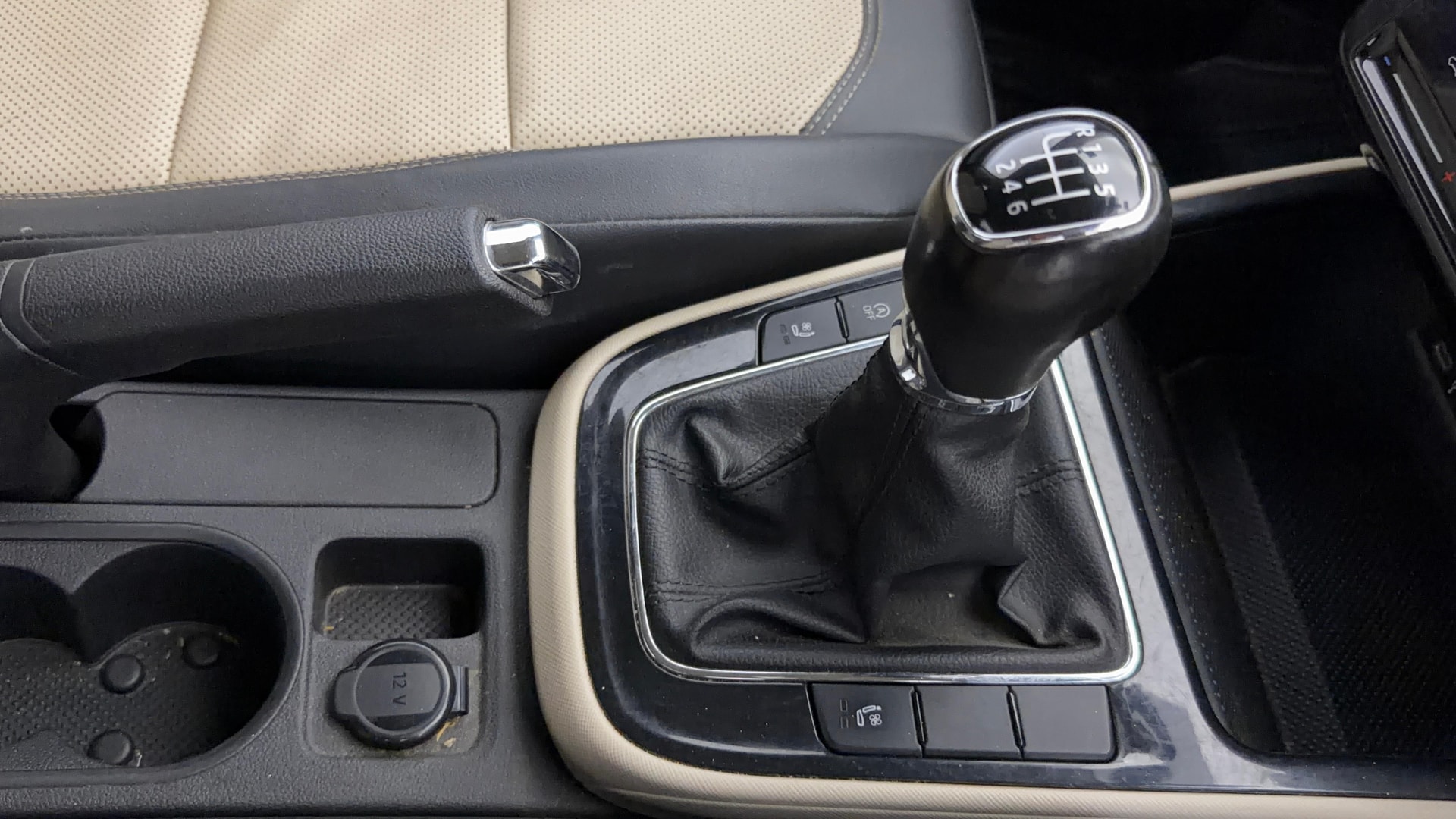 View 2022 Skoda Slavia Style 1.0 TSI MT Image 41 Used 2022 Skoda Slavia Style 1.0 TSI MT Image 41