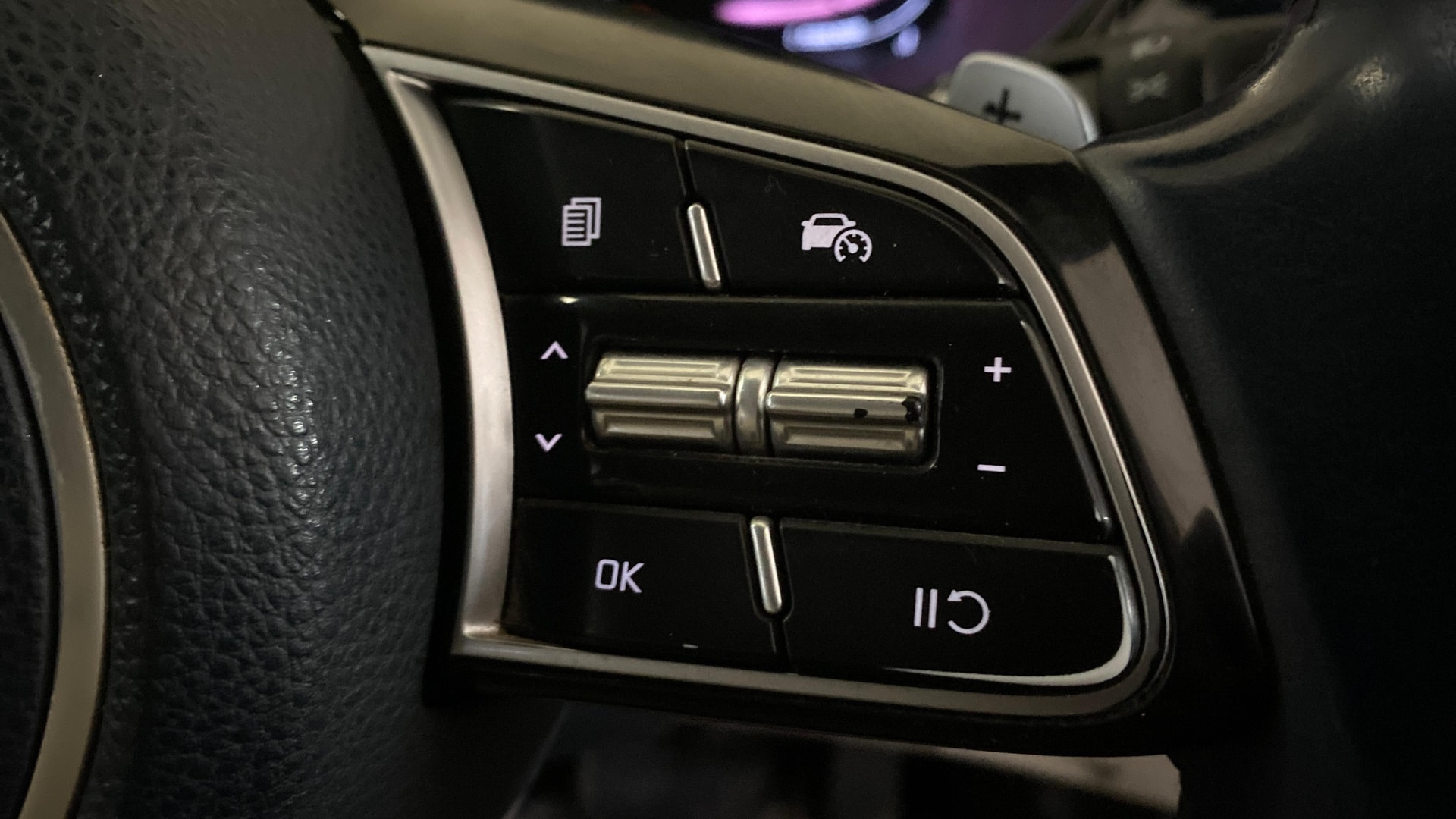 View 2022 Kia Carens Luxury Plus 1.4 DCT Petrol 6 STR Image 3 Used 2022 Kia Carens Luxury Plus 1.4 DCT Petrol 6 STR Image 3
