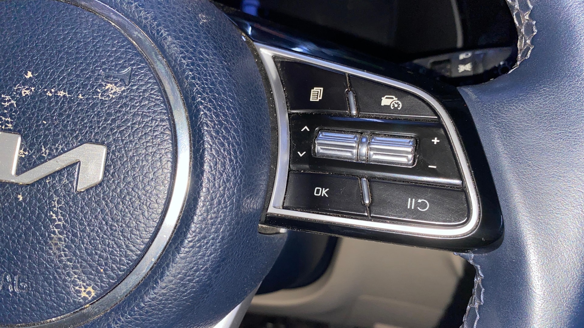 View 2022 Kia Carens Luxury Plus 1.4 Petrol 7 STR Image 3 Used 2022 Kia Carens Luxury Plus 1.4 Petrol 7 STR Image 3