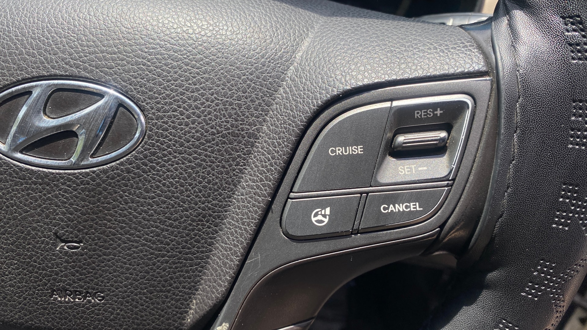 View 2014 Hyundai Santa Fe 2WD AT Image 3 Used 2014 Hyundai Santa Fe 2WD AT Image 3