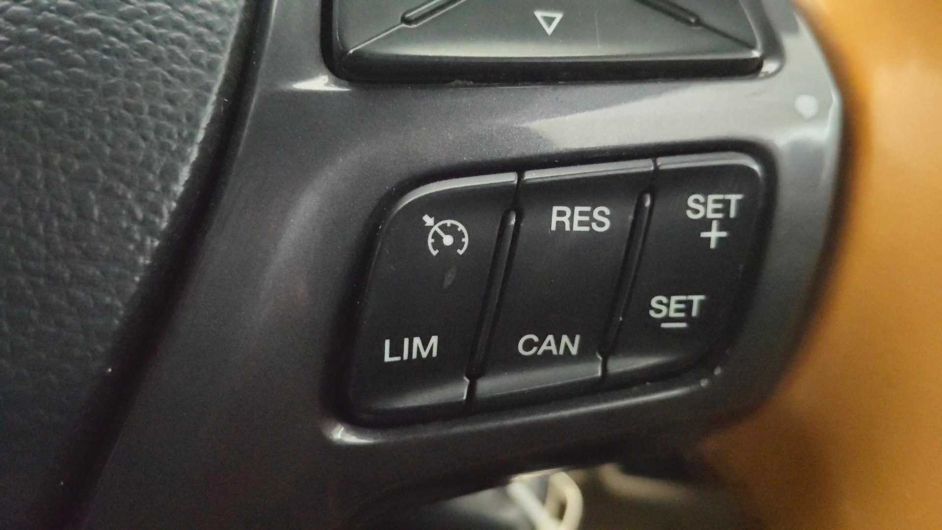 View 2016 Ford Endeavour 3.2L AWD AT Titanium Image 3 Used 2016 Ford Endeavour 3.2L AWD AT Titanium Image 3