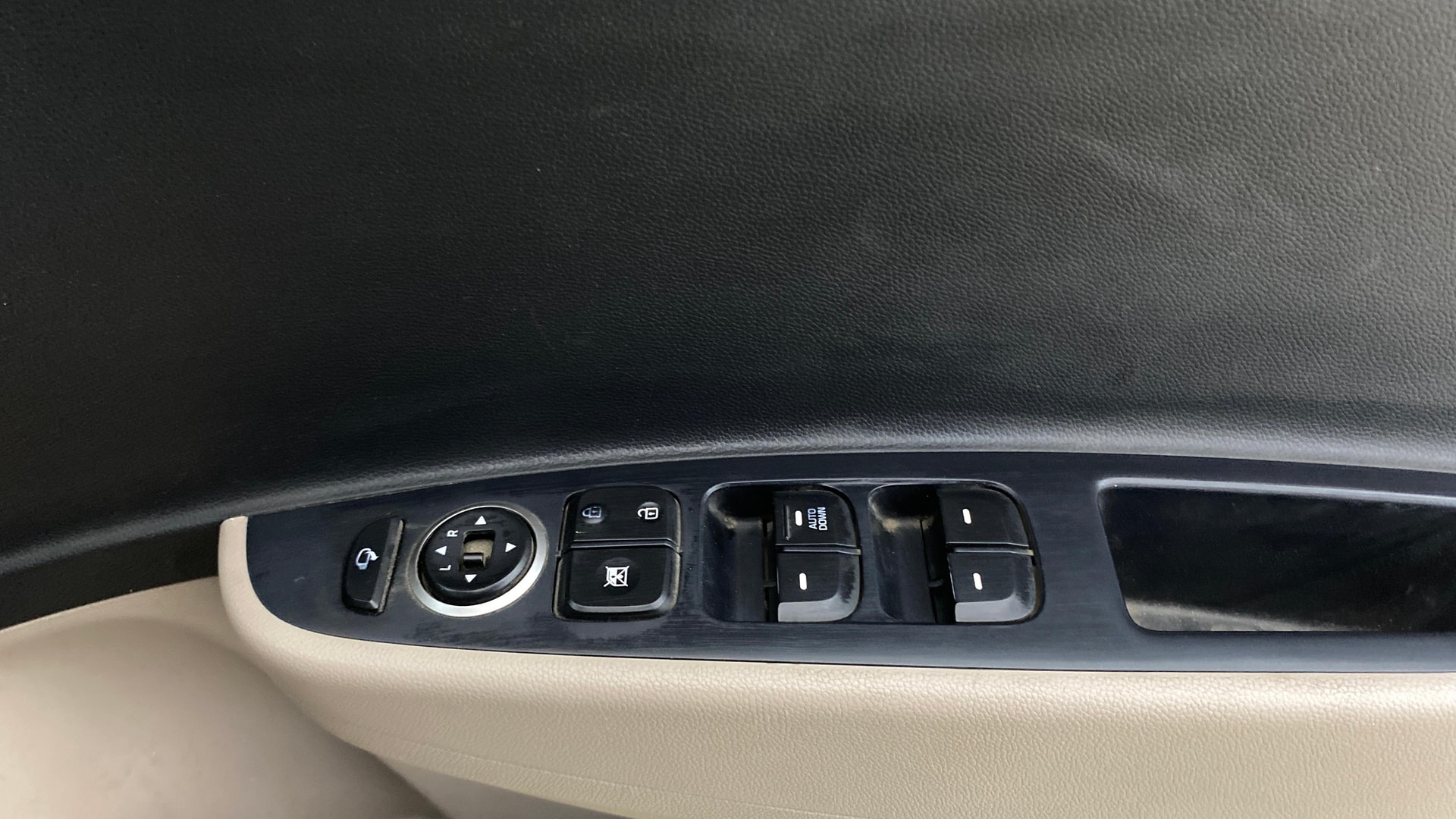 View 2017 Hyundai Xcent SX Petrol Image 33 Used 2017 Hyundai Xcent SX Petrol Image 33