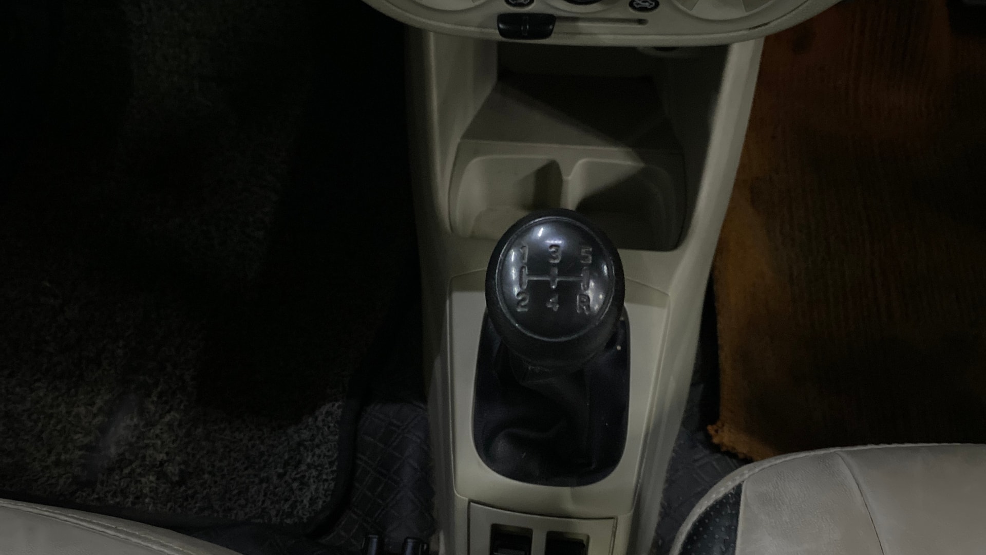 View 2020 Maruti Suzuki 1000 Base Variant Image 38 Used 2020 Maruti Suzuki 1000 Base Variant Image 38