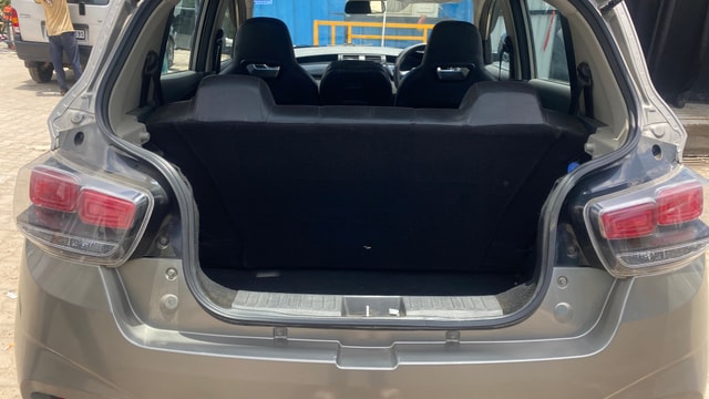 View Mahindra KUV100 Image 10 Used Mahindra KUV100 Image 10
