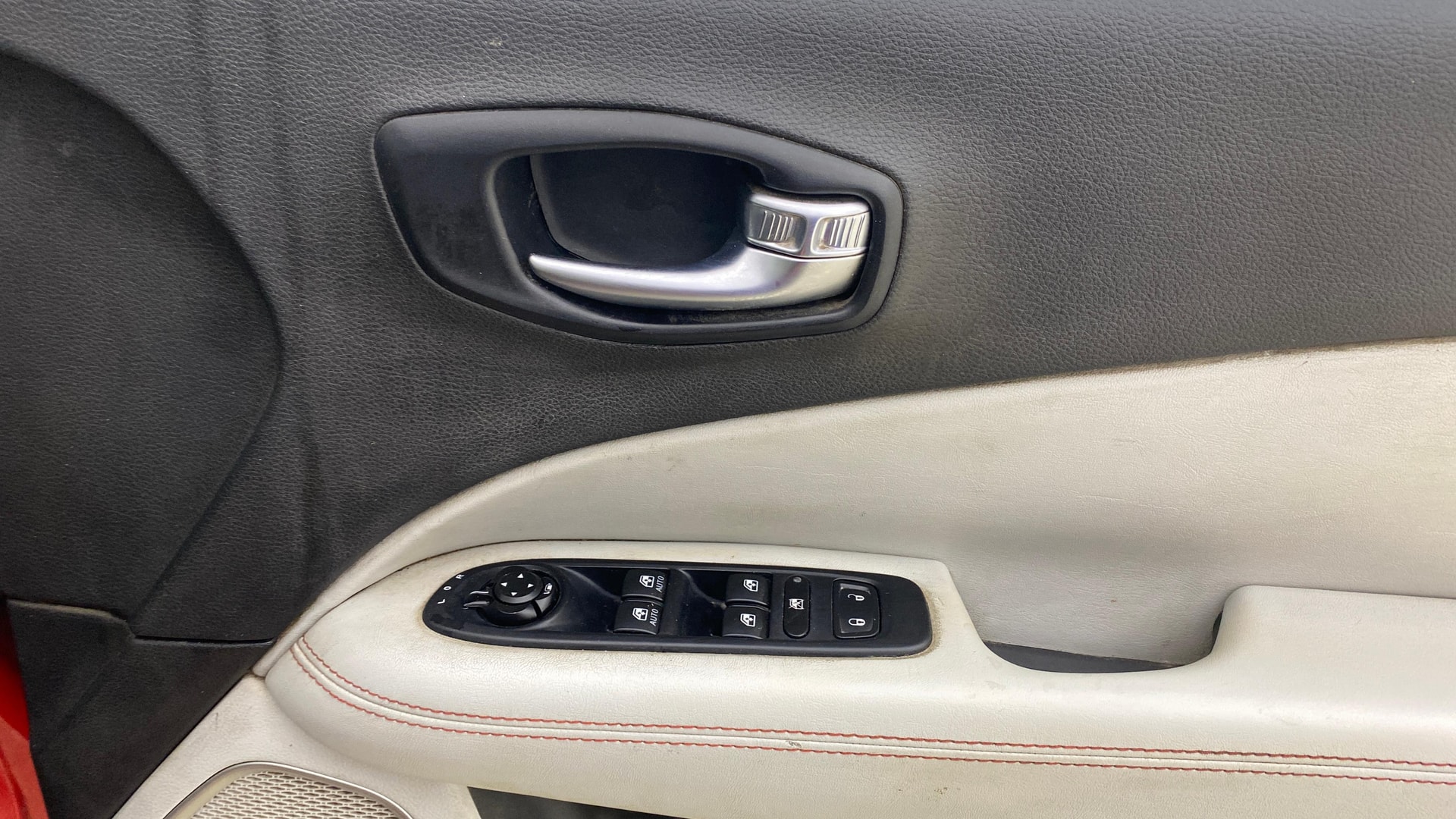 View 2017 Jeep Compass Limited 1.4 Multi AIR Petrol DDCT AT BS IV Image 33 Used 2017 Jeep Compass Limited 1.4 Multi AIR Petrol DDCT AT BS IV Image 33