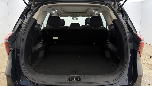 View Mahindra XUV700 Image 10 Used Mahindra XUV700 Image 10