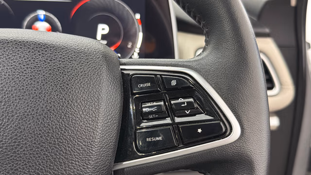 View Mahindra XUV700 Image 3 Used Mahindra XUV700 Image 3