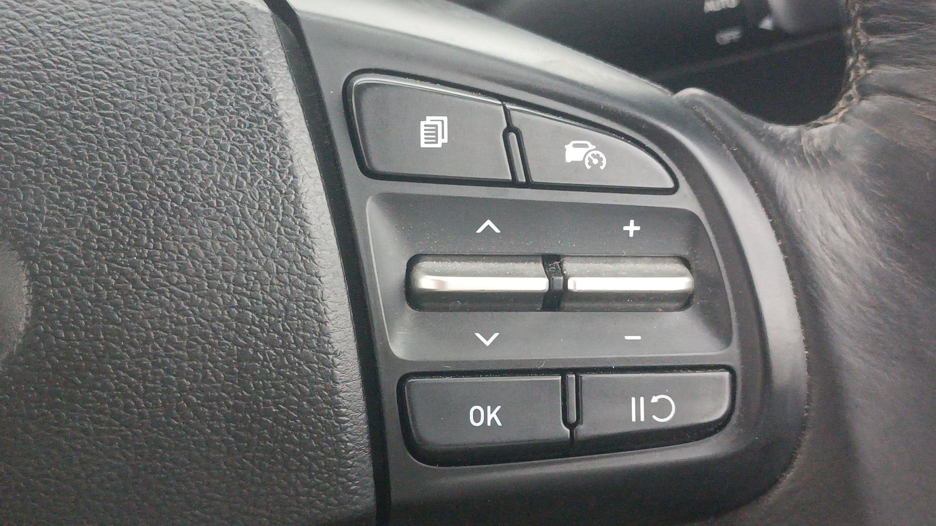 View 2023 Hyundai Venue S (O) 1.0 Turbo Petrol MT Image 3 Used 2023 Hyundai Venue S (O) 1.0 Turbo Petrol MT Image 3