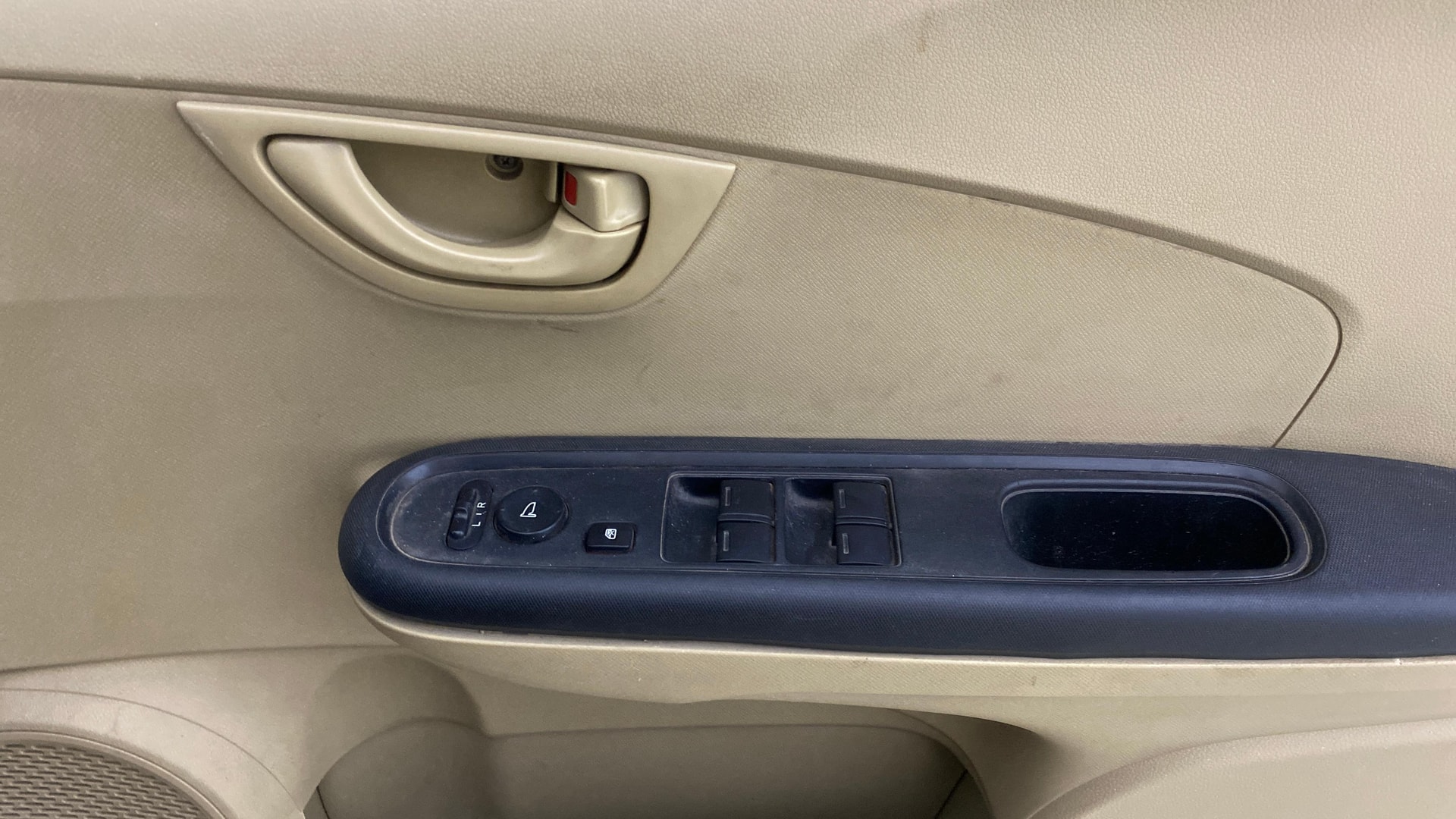 View 2015 Honda Mobilio E Diesel Image 33 Used 2015 Honda Mobilio E Diesel Image 33