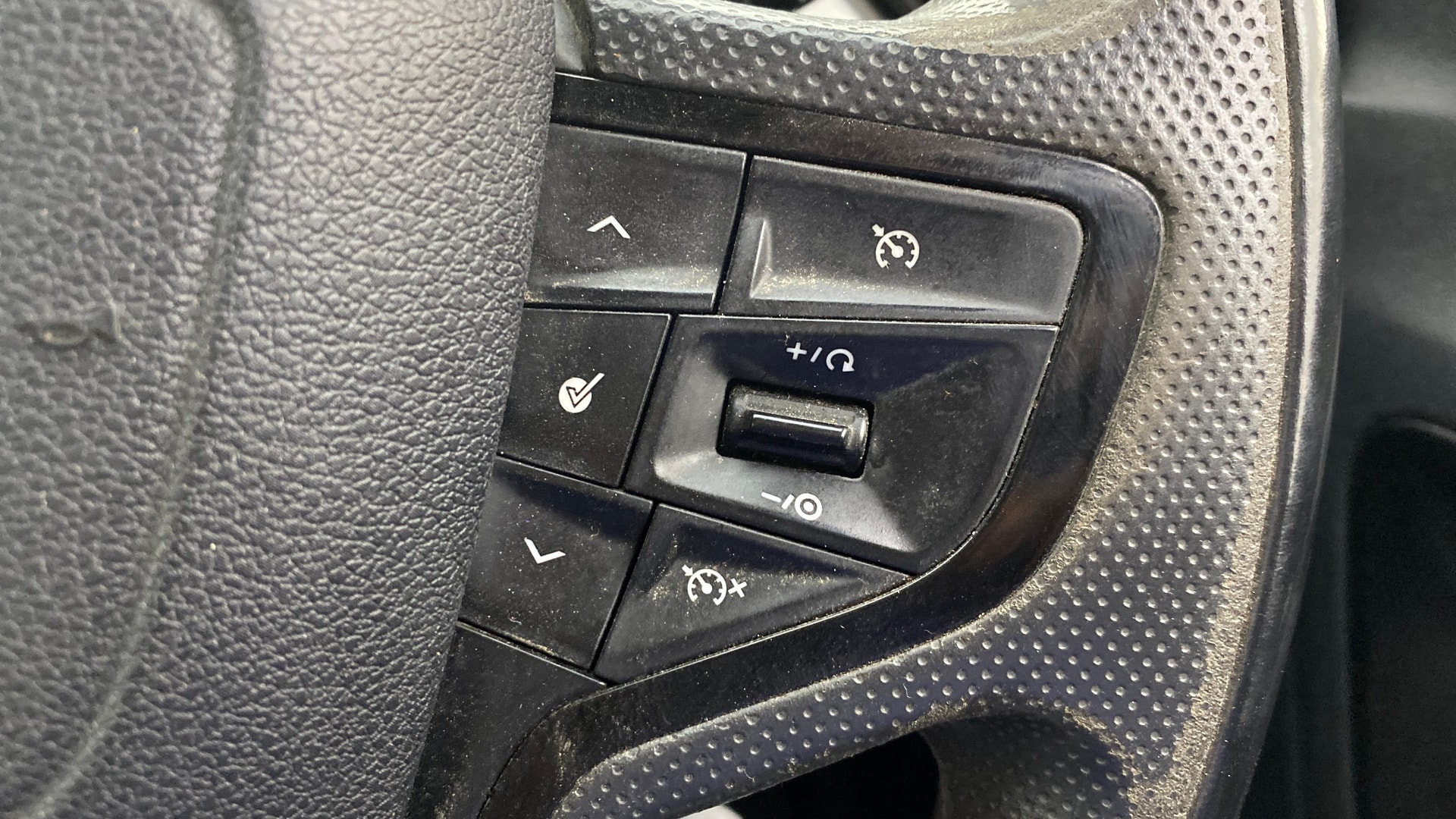 View 2023 Tata Safari XZA Plus Option Dark Image 3 Used 2023 Tata Safari XZA Plus Option Dark Image 3