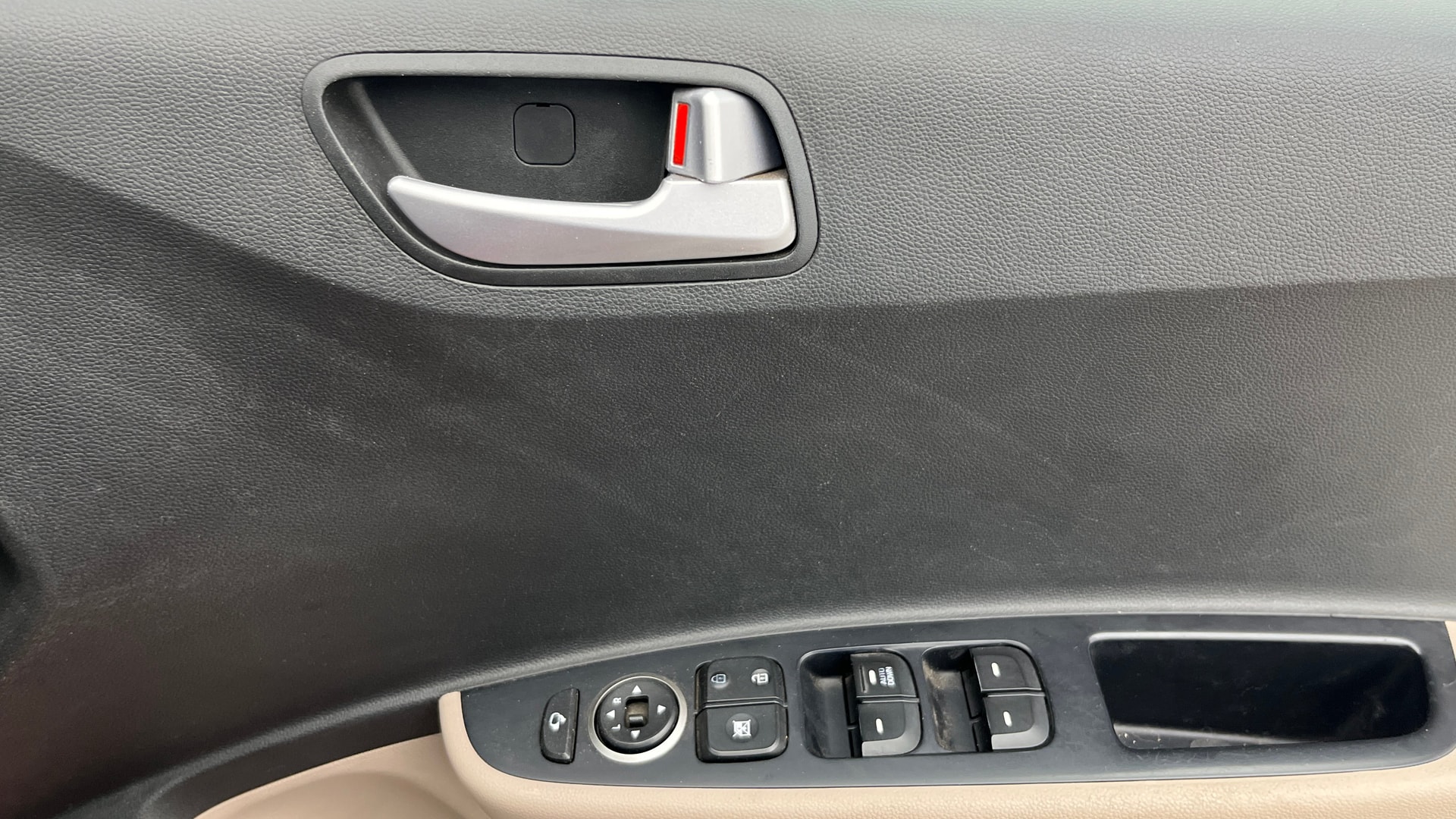 View 2017 Hyundai Grand i10 1.2 Sportz AT Petrol Image 33 Used 2017 Hyundai Grand i10 1.2 Sportz AT Petrol Image 33