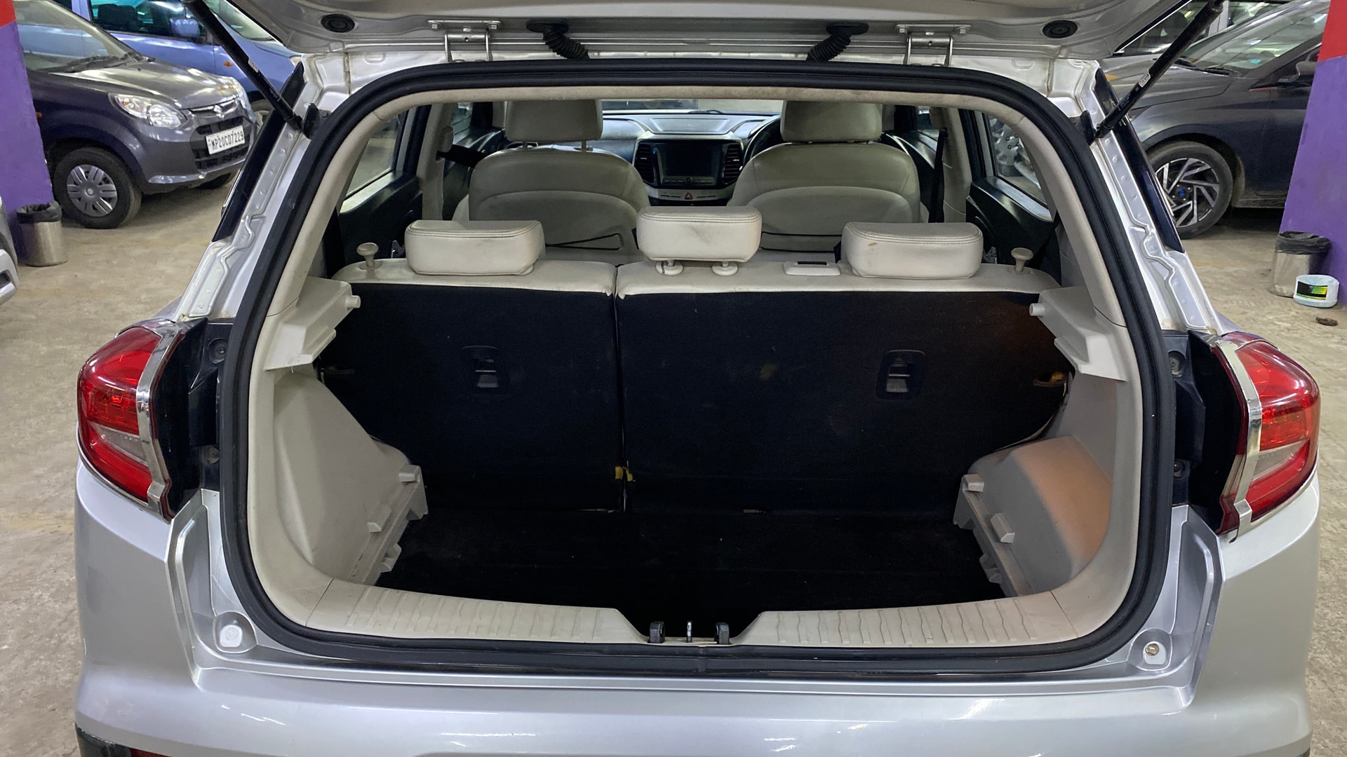 View 2019 Mahindra XUV300 W4 Petrol BS IV Image 7 Used 2019 Mahindra XUV300 W4 Petrol BS IV Image 7