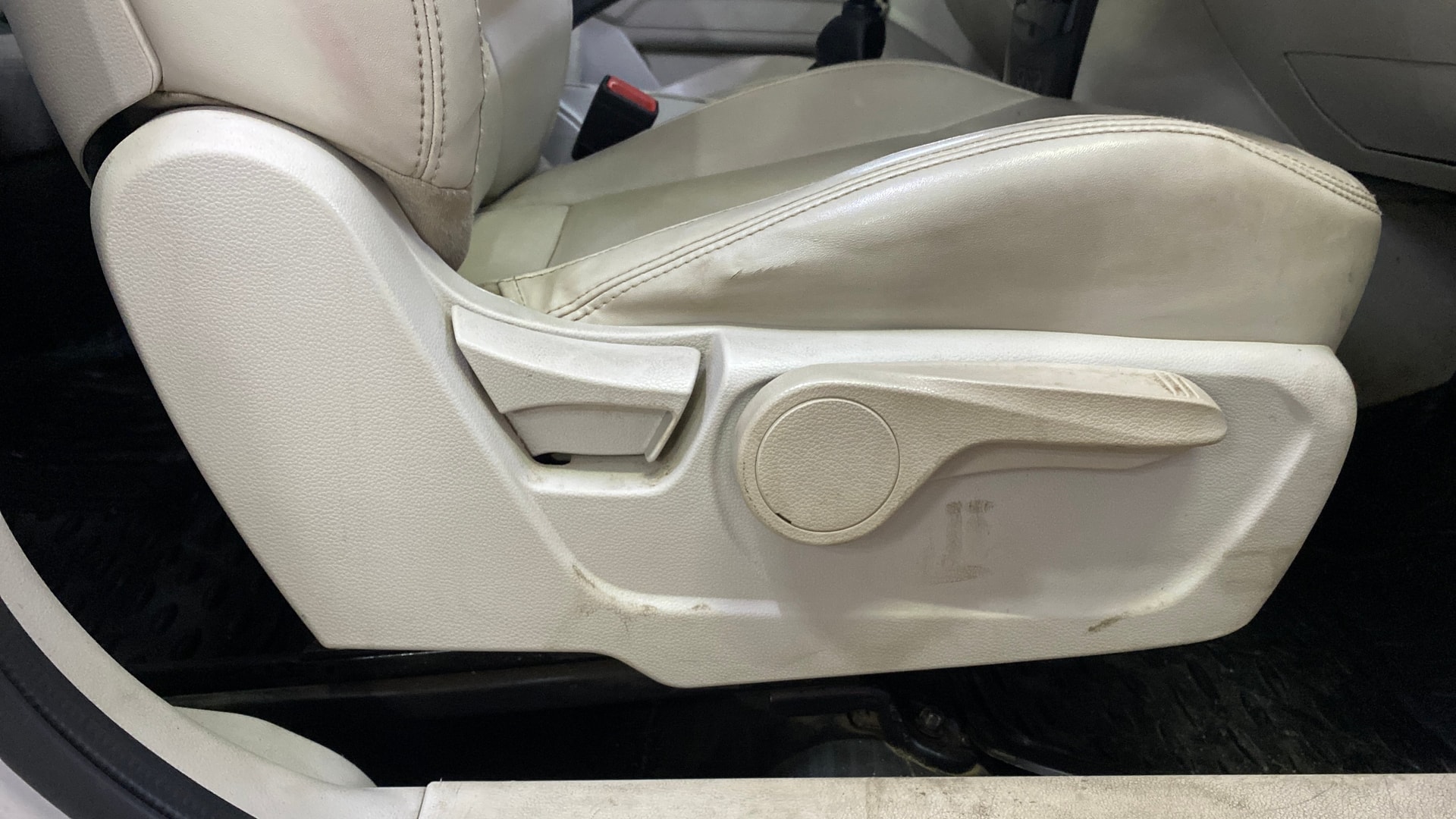 View 2019 Mahindra XUV300 W4 Petrol BS IV Image 12 Used 2019 Mahindra XUV300 W4 Petrol BS IV Image 12