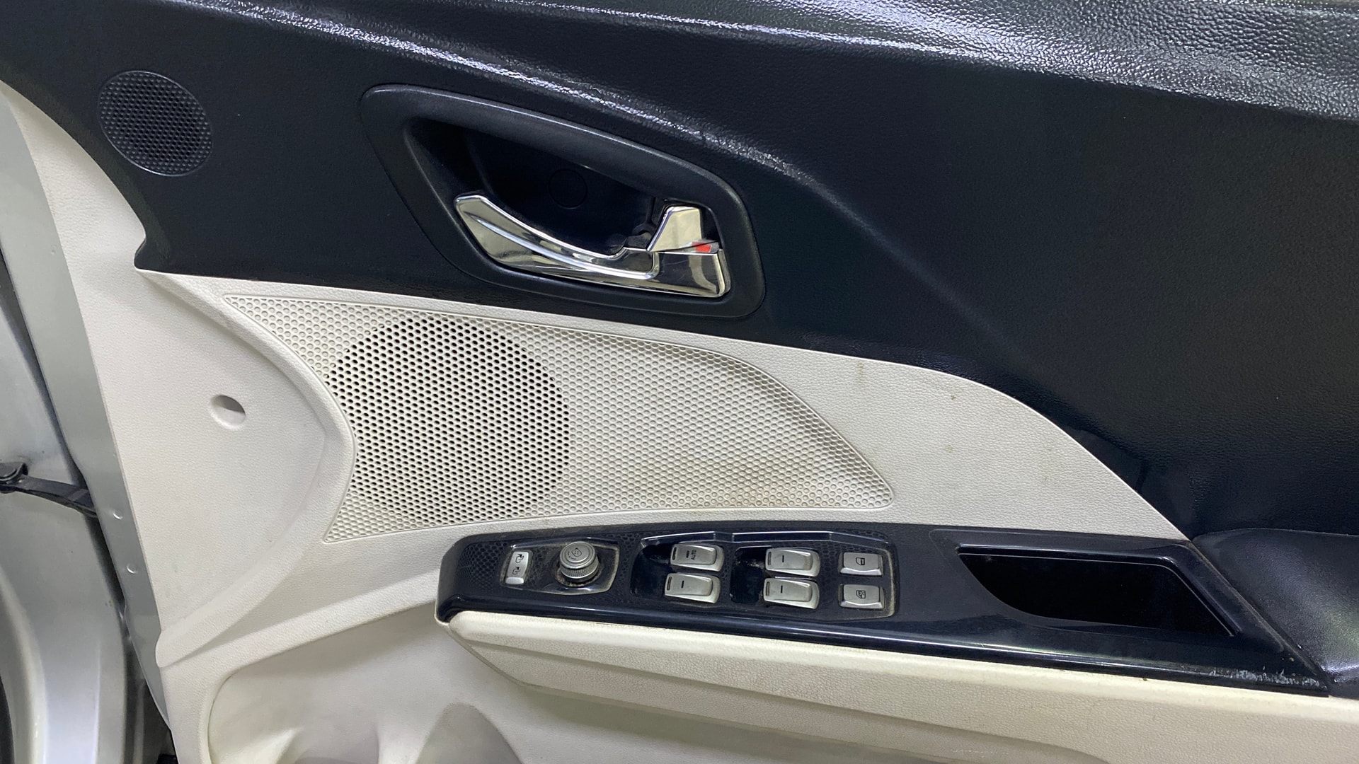 View 2019 Mahindra XUV300 W4 Petrol BS IV Image 41 Used 2019 Mahindra XUV300 W4 Petrol BS IV Image 41