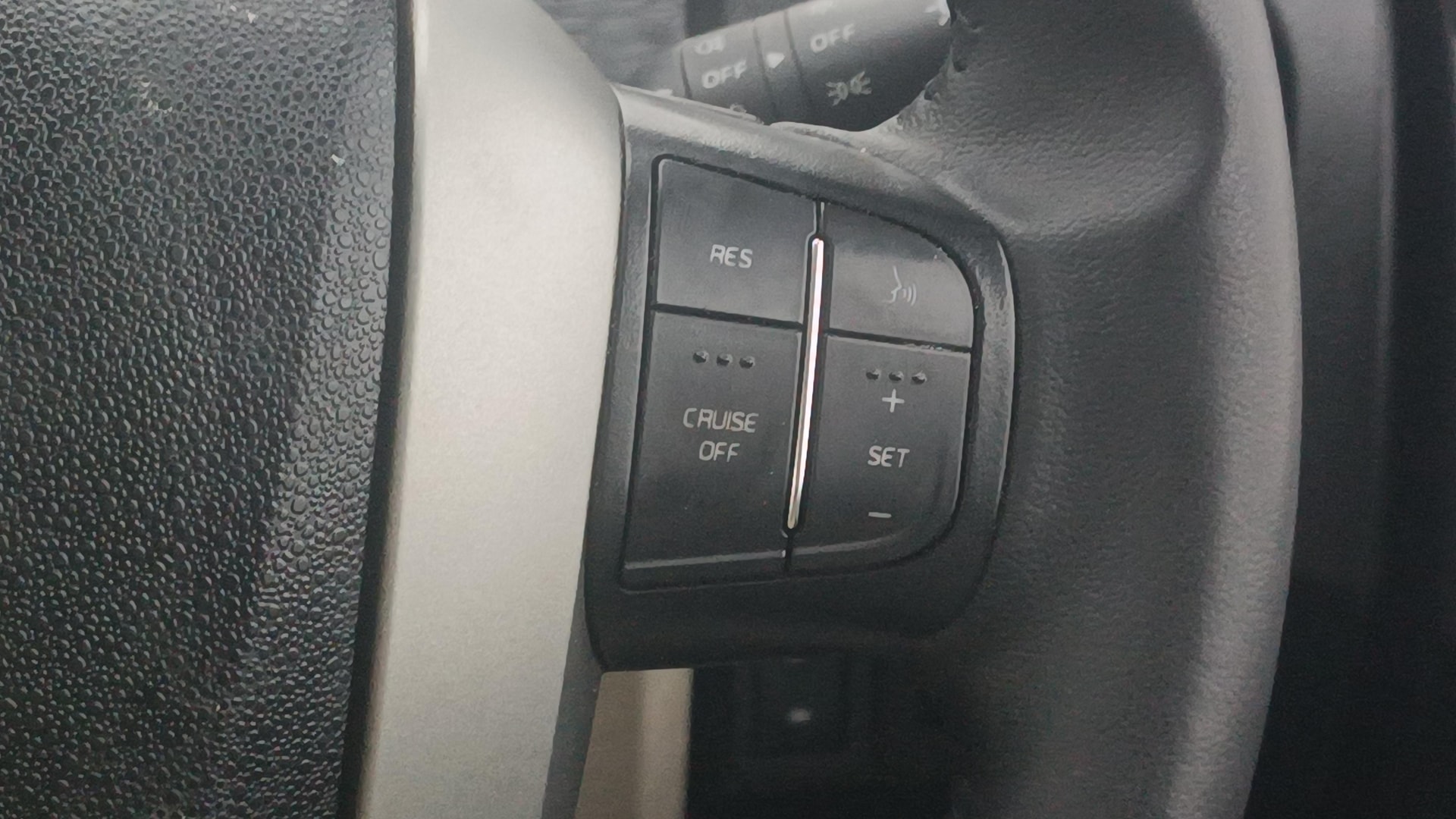 View 2017 Mahindra XUV500 W10 FWD AT Image 3 Used 2017 Mahindra XUV500 W10 FWD AT Image 3