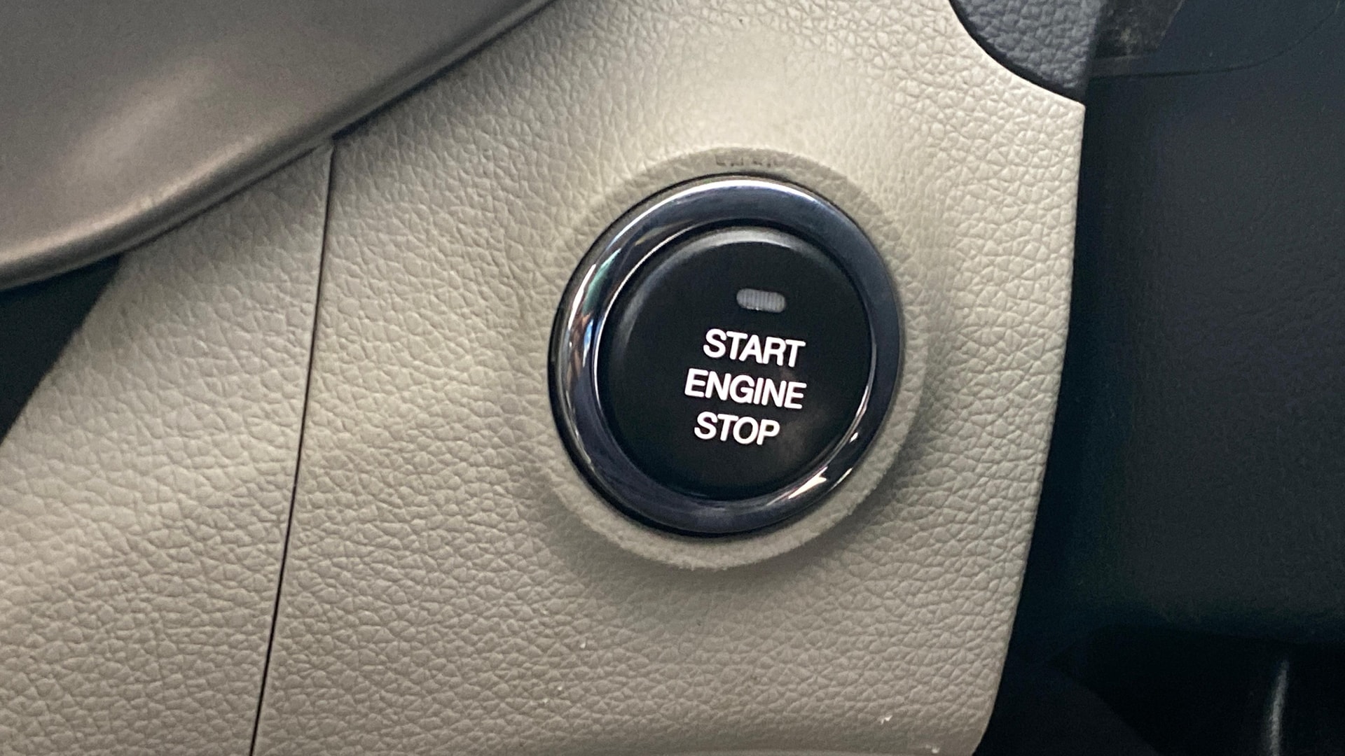 View 2019 Mahindra XUV300 W4 Petrol BS IV Image 35 Used 2019 Mahindra XUV300 W4 Petrol BS IV Image 35