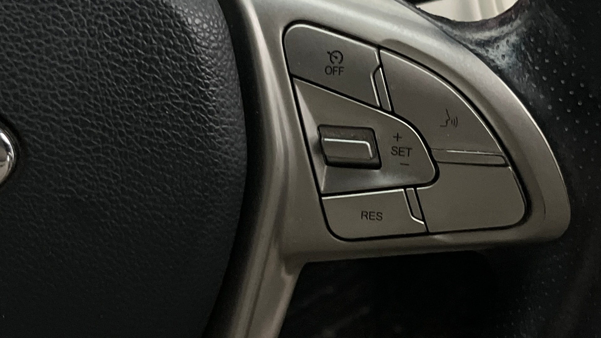 View 2020 Mahindra XUV300 W4 Petrol BS IV Image 3 Used 2020 Mahindra XUV300 W4 Petrol BS IV Image 3