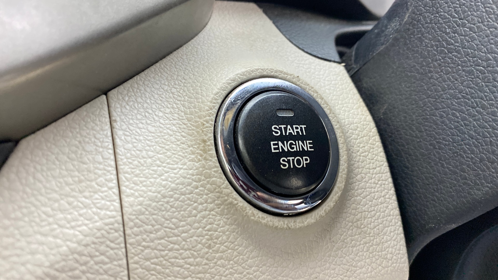View 2019 Mahindra XUV300 W4 Petrol BS IV Image 41 Used 2019 Mahindra XUV300 W4 Petrol BS IV Image 41