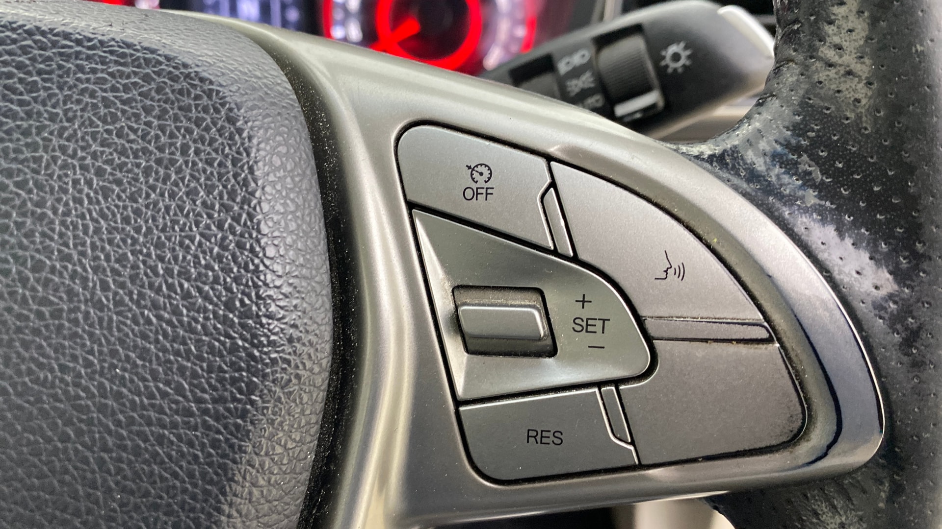 View 2019 Mahindra XUV300 W4 Petrol BS IV Image 3 Used 2019 Mahindra XUV300 W4 Petrol BS IV Image 3