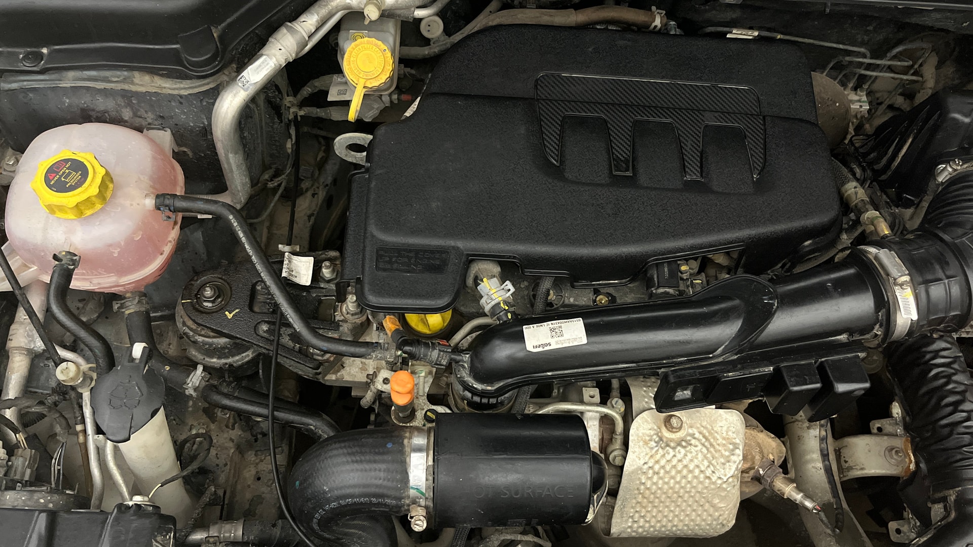 View 2024 Mahindra XUV300 W4 Petrol BS IV Image 3 Used 2024 Mahindra XUV300 W4 Petrol BS IV Image 3