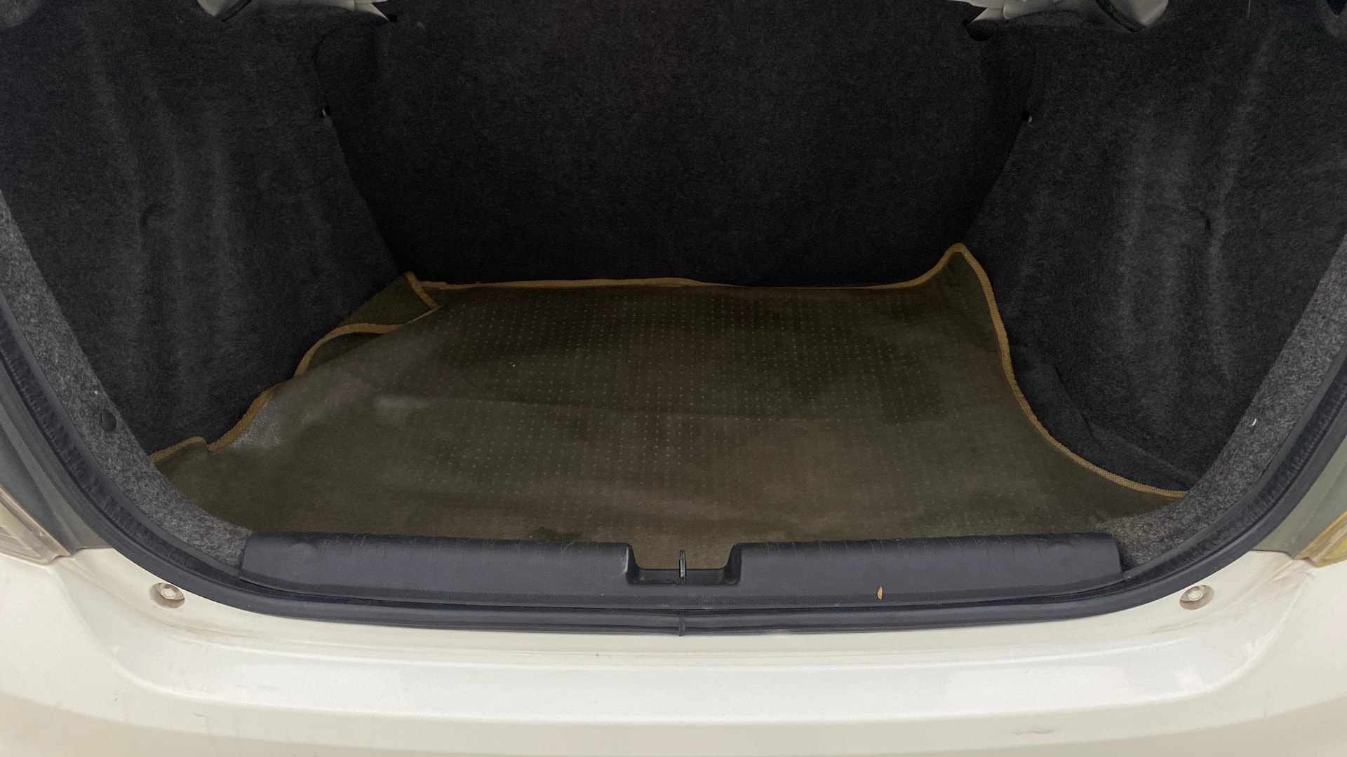 View 2013 Honda Amaze E MT Petrol BS IV Image 10 Used 2013 Honda Amaze E MT Petrol BS IV Image 10