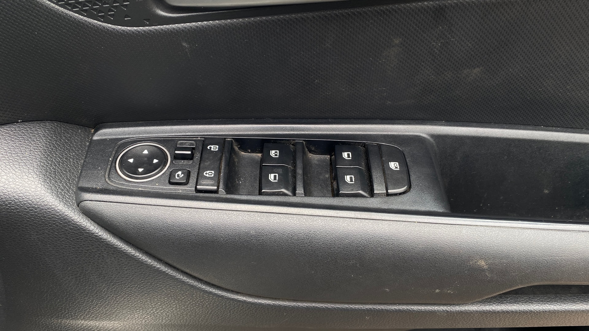 View 2023 Kia Sonet HTX Plus iMT Petrol Image 34 Used 2023 Kia Sonet HTX Plus iMT Petrol Image 34