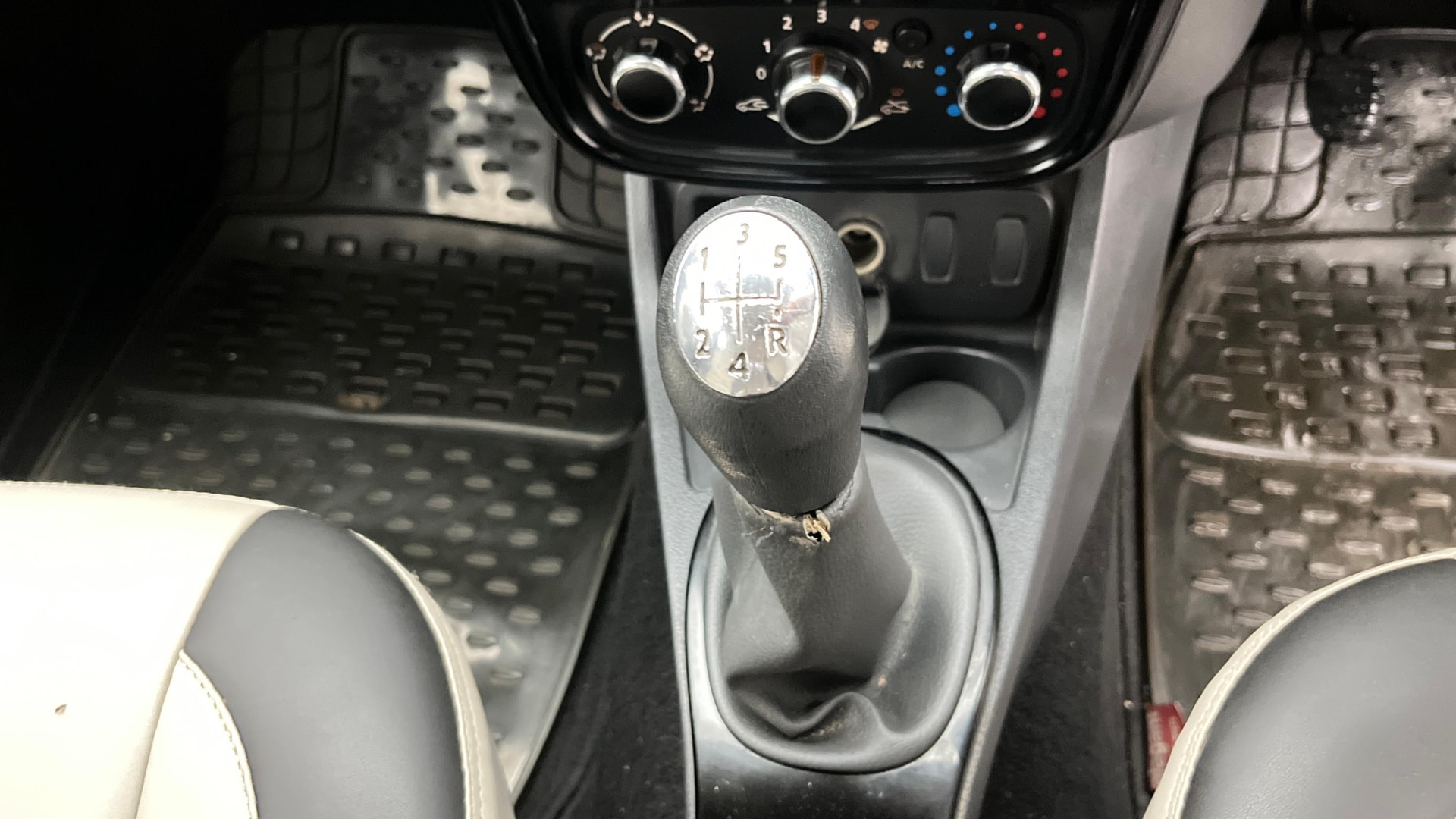 View 2014 Renault Duster Petrol RXL Image 37 Used 2014 Renault Duster Petrol RXL Image 37
