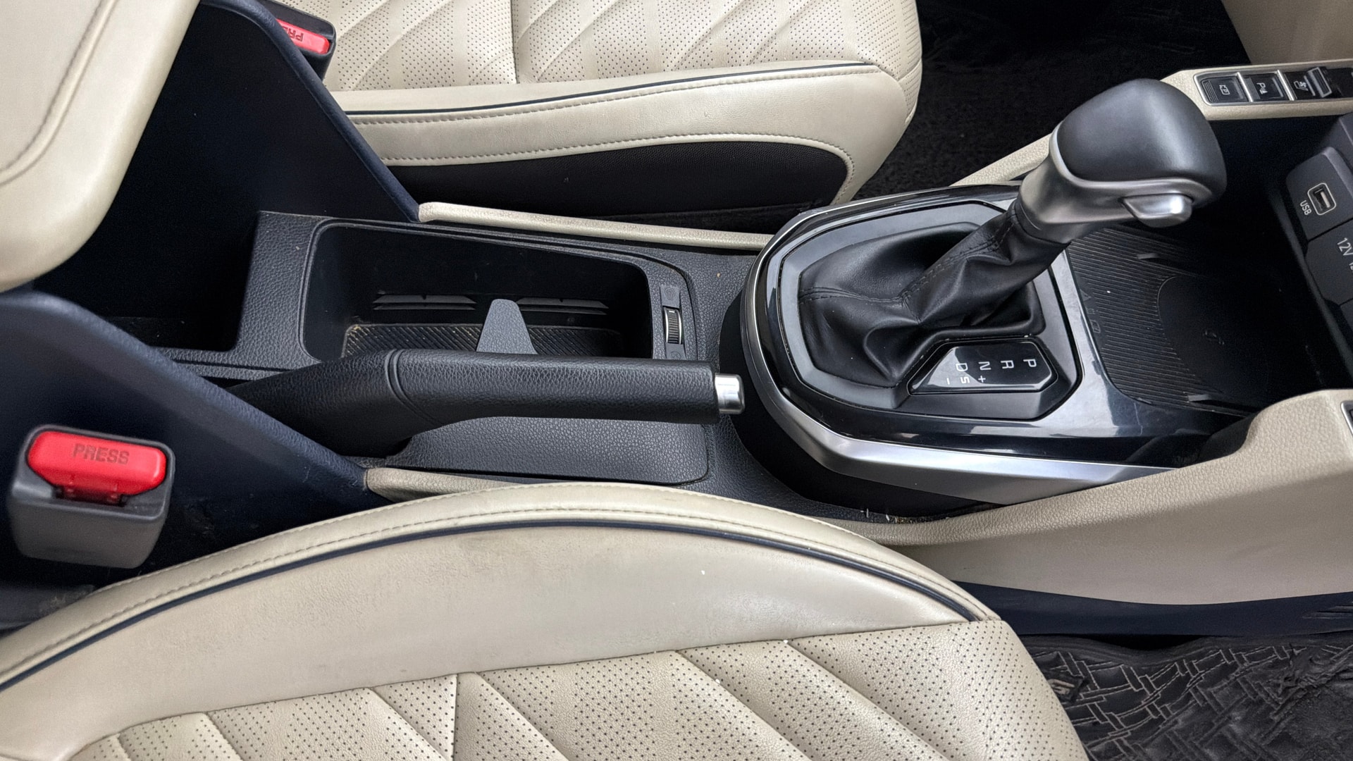 View 2022 Kia Carens Luxury Plus 1.4 DCT Petrol 6 STR Image 41 Used 2022 Kia Carens Luxury Plus 1.4 DCT Petrol 6 STR Image 41