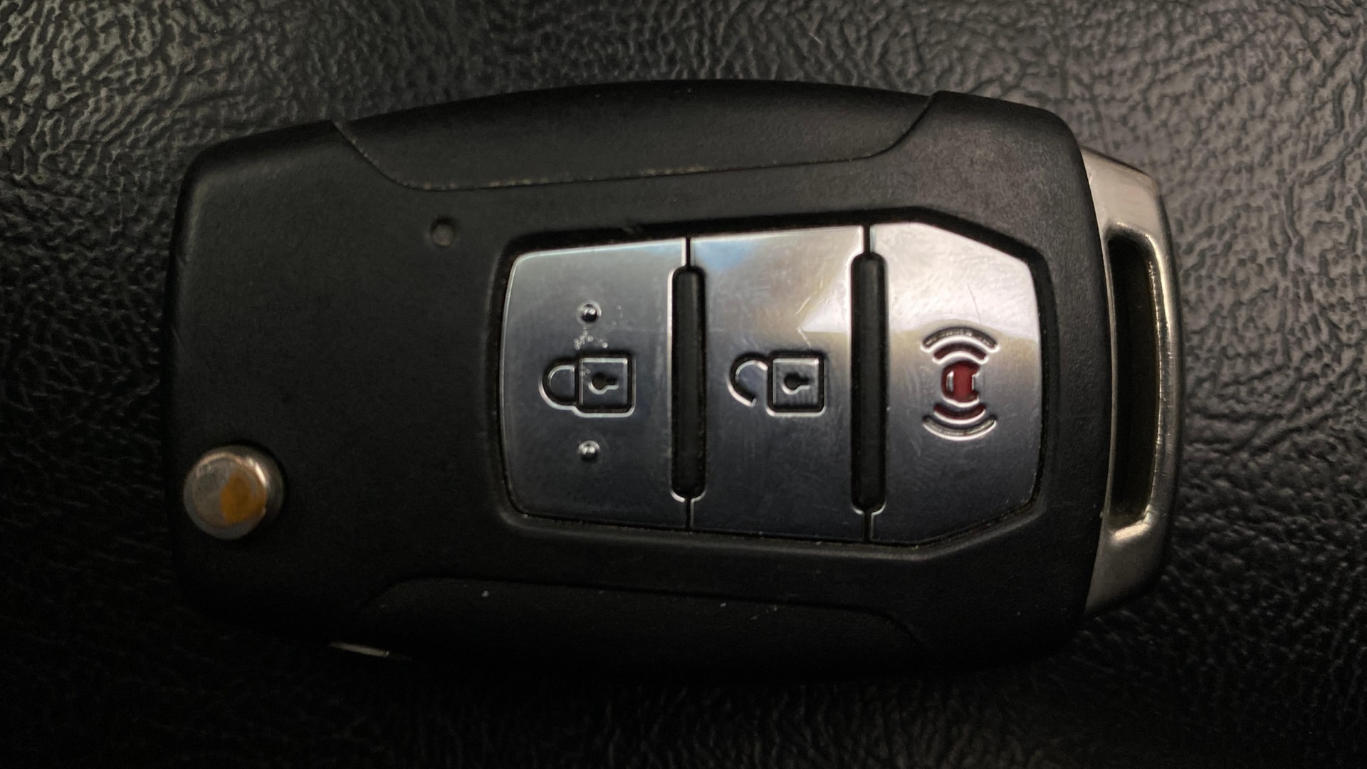 View 2021 Mahindra XUV300 W4 Petrol BS IV Image 19 Used 2021 Mahindra XUV300 W4 Petrol BS IV Image 19