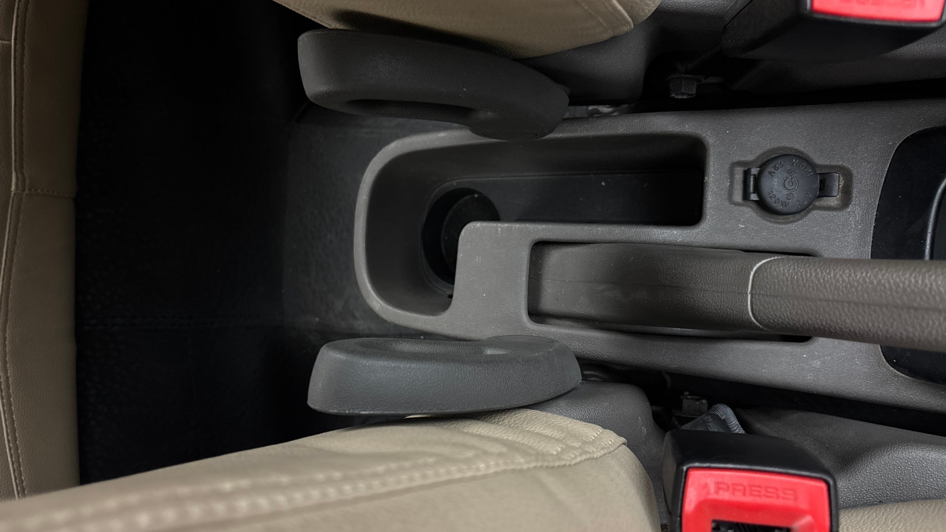 View 2013 Hyundai i10 1.2 Sportz MT Image 18 Used 2013 Hyundai i10 1.2 Sportz MT Image 18