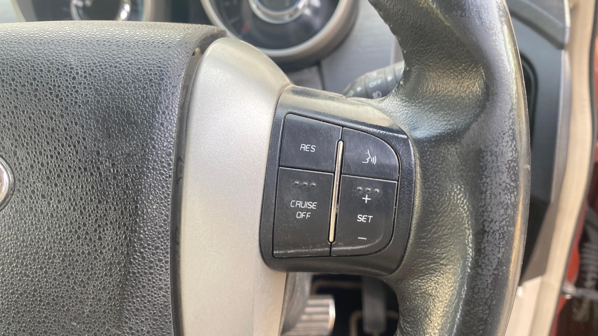View 2017 Mahindra XUV500 W10 FWD AT Image 3 Used 2017 Mahindra XUV500 W10 FWD AT Image 3