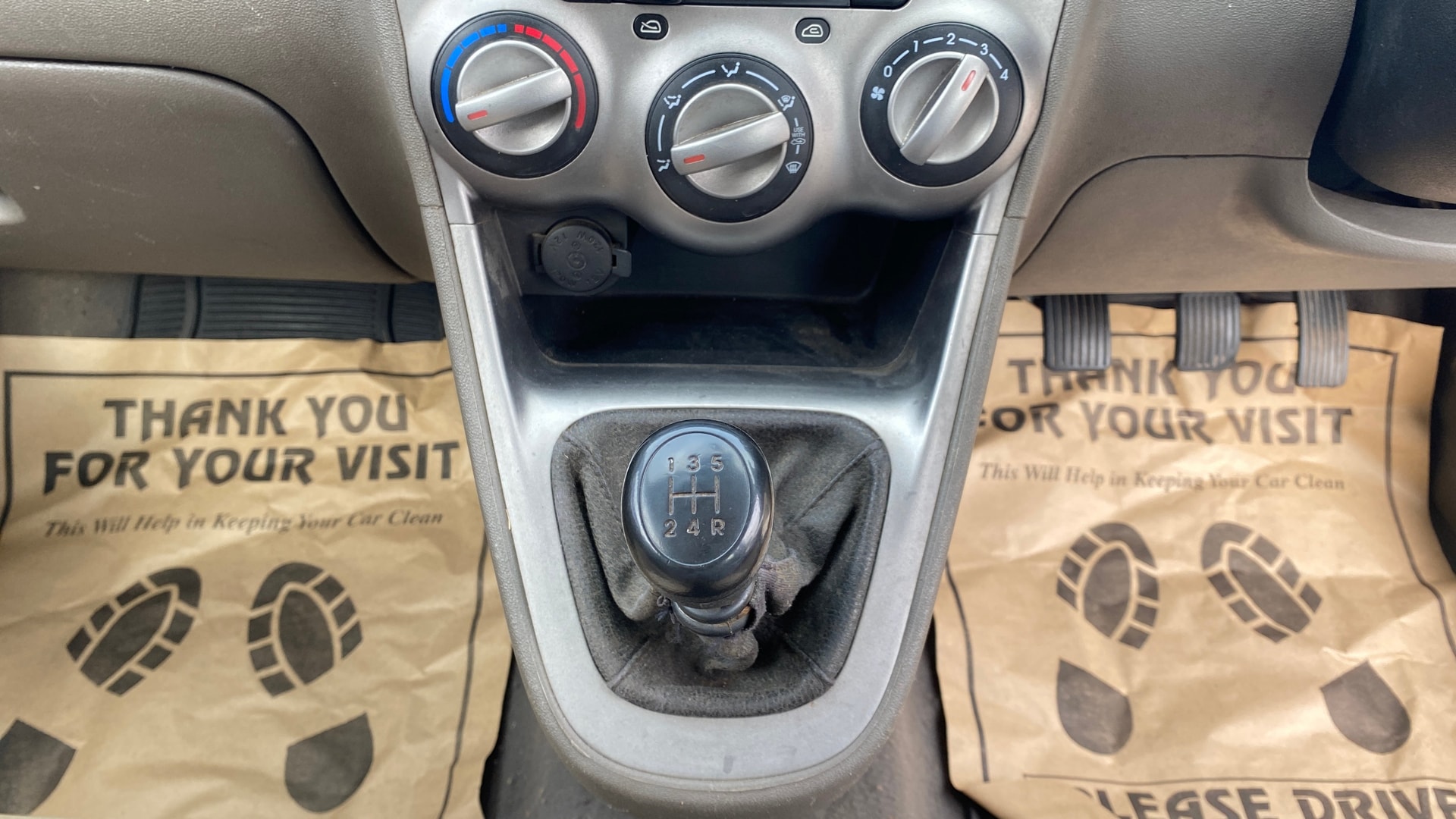 View 2013 Hyundai i10 1.2 Magna MT Image 38 Used 2013 Hyundai i10 1.2 Magna MT Image 38