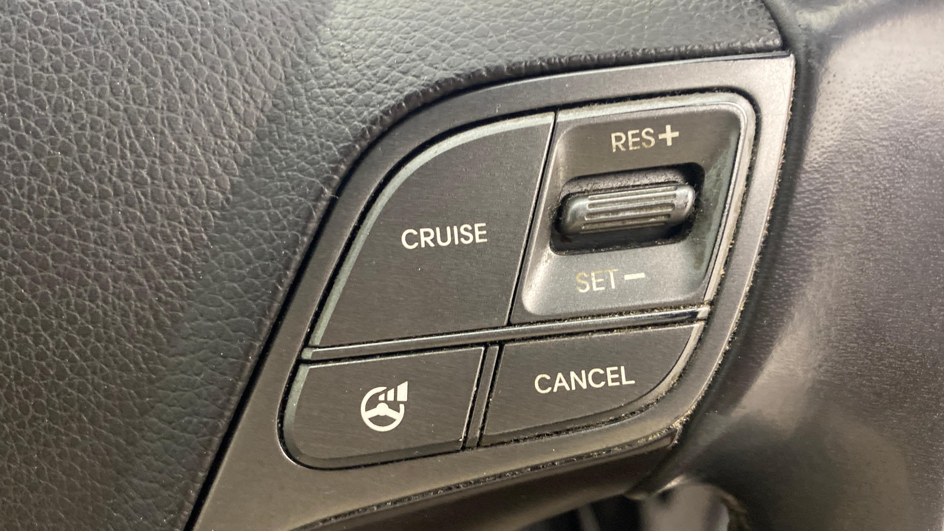 View 2015 Hyundai Santa Fe 4WD AT Image 3 Used 2015 Hyundai Santa Fe 4WD AT Image 3