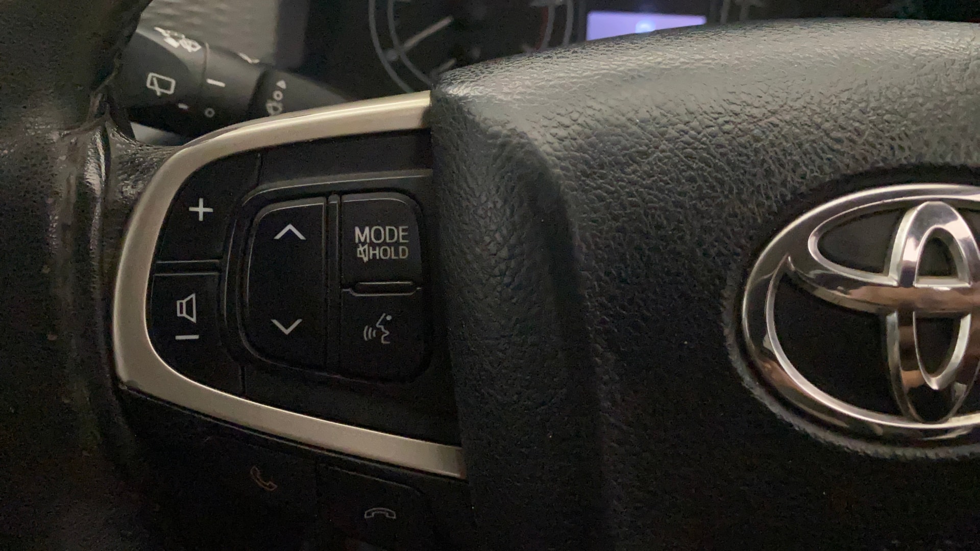 View 2020 Toyota Innova Crysta 2.8 ZX AT 7-Seater Image 3 Used 2020 Toyota Innova Crysta 2.8 ZX AT 7-Seater Image 3