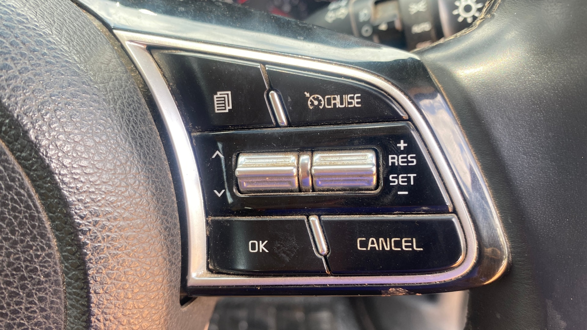 View 2023 Kia Seltos HTX Plus Diesel Dual Tone Image 3 Used 2023 Kia Seltos HTX Plus Diesel Dual Tone Image 3
