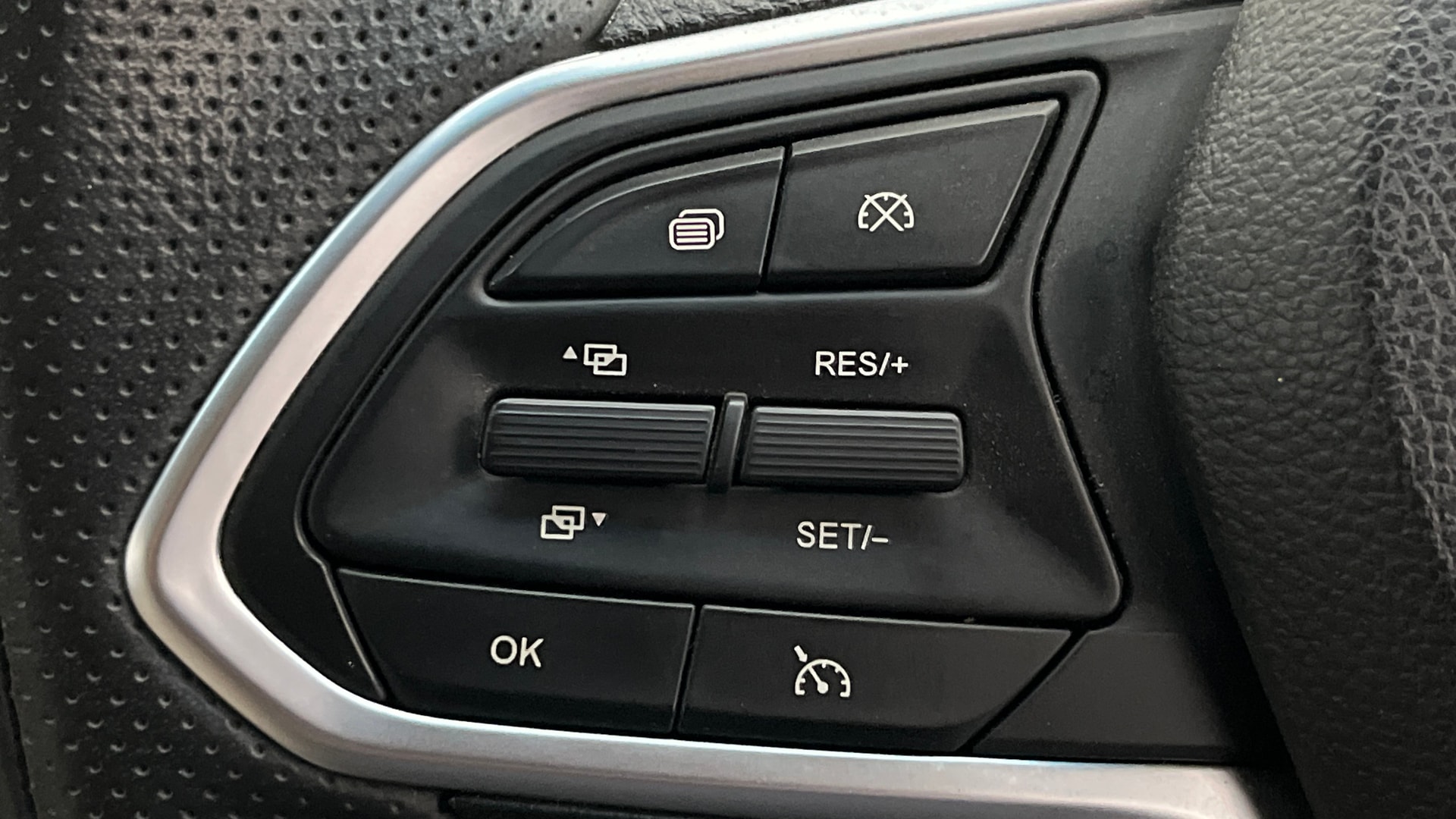 View 2023 MG Hector Sharp Hybrid BS IV Image 3 Used 2023 MG Hector Sharp Hybrid BS IV Image 3
