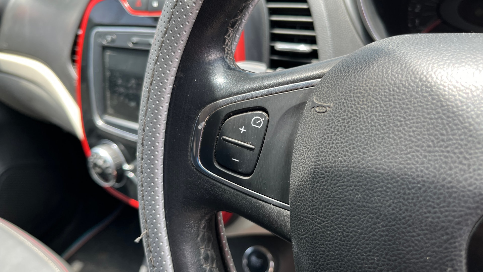 View 2019 Renault Captur Platine Petrol Dual Tone Image 3 Used 2019 Renault Captur Platine Petrol Dual Tone Image 3