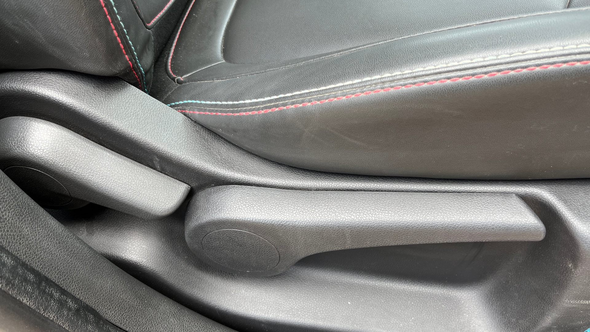 View 2019 Renault Captur Platine Petrol Dual Tone Image 19 Used 2019 Renault Captur Platine Petrol Dual Tone Image 19