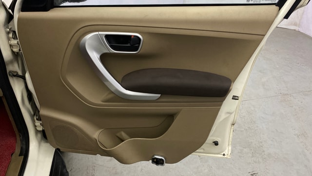 View Mahindra TUV300 Image 33 Used Mahindra TUV300 Image 33