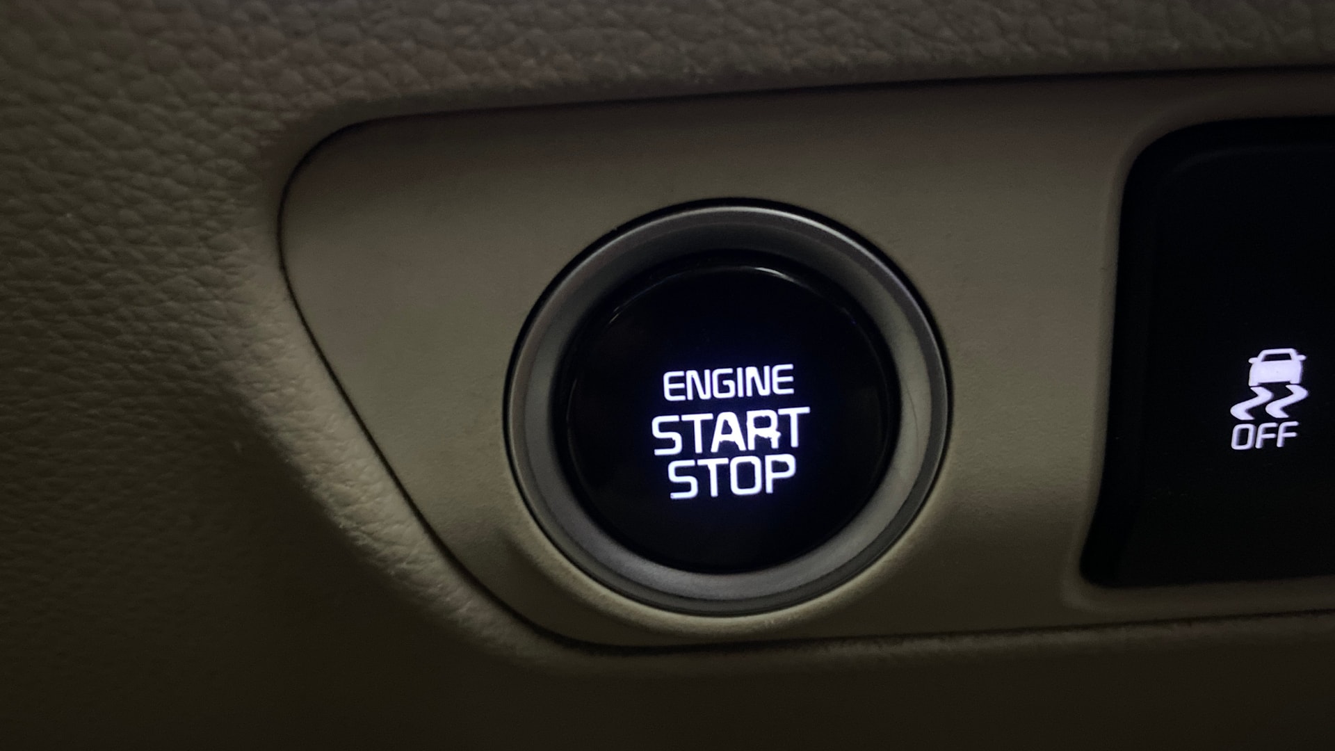 View 2022 Kia Carens Luxury Plus 1.5 AT Diesel 7 STR Image 36 Used 2022 Kia Carens Luxury Plus 1.5 AT Diesel 7 STR Image 36