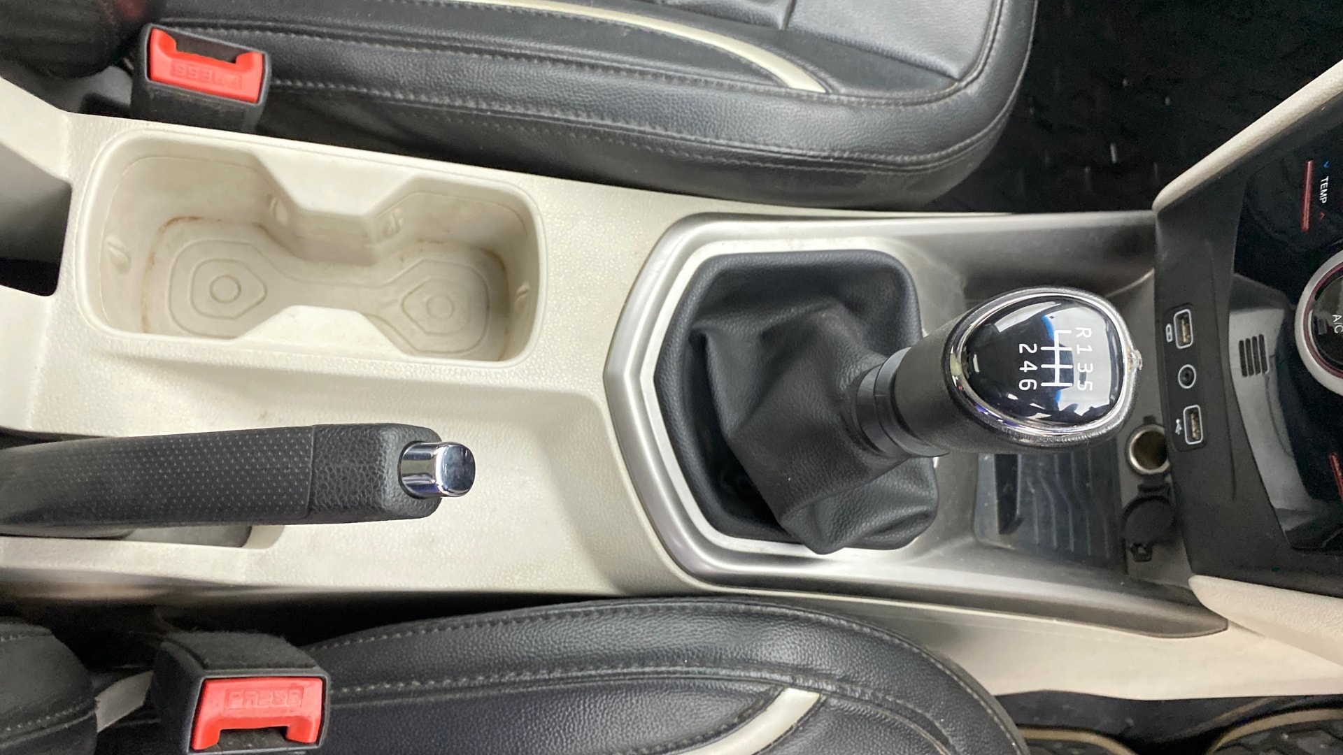 View 2023 Mahindra XUV300 W4 Petrol BS IV Image 41 Used 2023 Mahindra XUV300 W4 Petrol BS IV Image 41