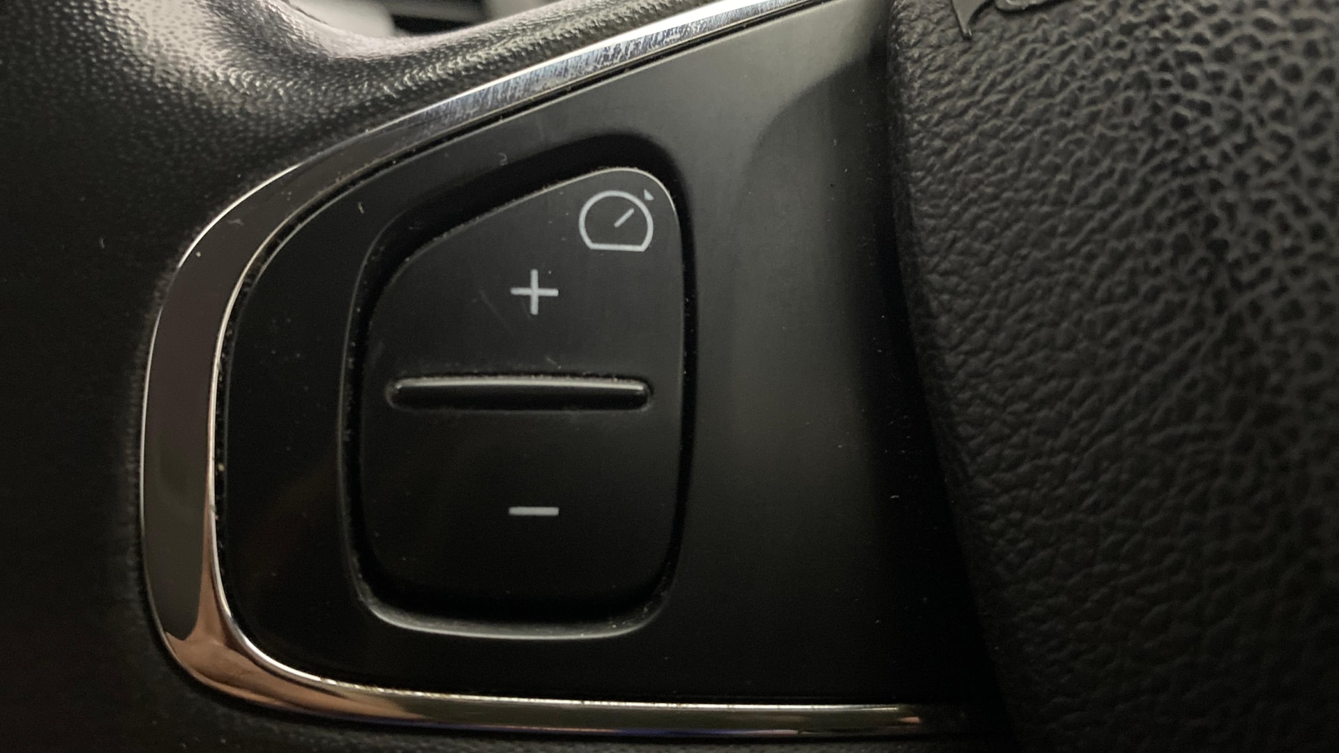 View 2018 Renault Captur Platine Diesel Dual Tone Image 3 Used 2018 Renault Captur Platine Diesel Dual Tone Image 3
