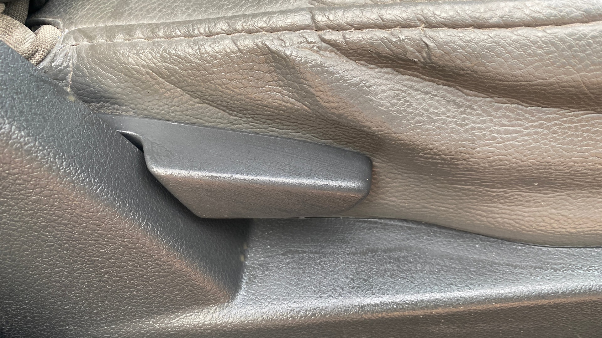 View 2015 Renault Duster Petrol RXL Image 10 Used 2015 Renault Duster Petrol RXL Image 10